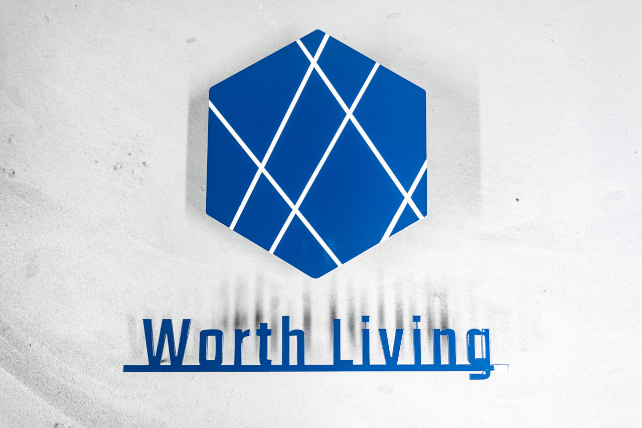 オリジナル社名ロゴを立体看板に｜ネイビーブルー×白のロゴサイン