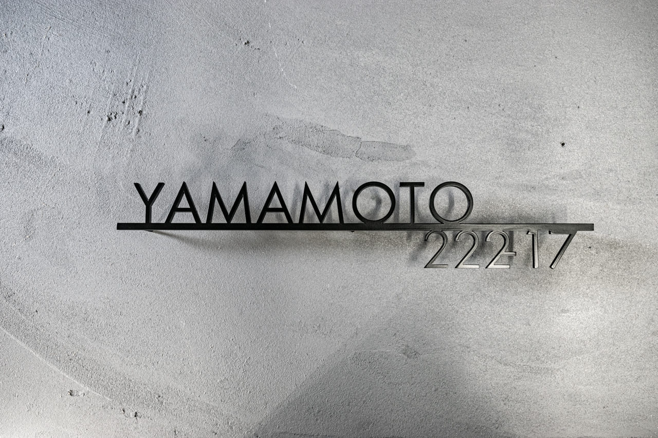 AvenirとFutura、2つの“未来”を描くフォントを使った表札｜ステンレス切り文字制作