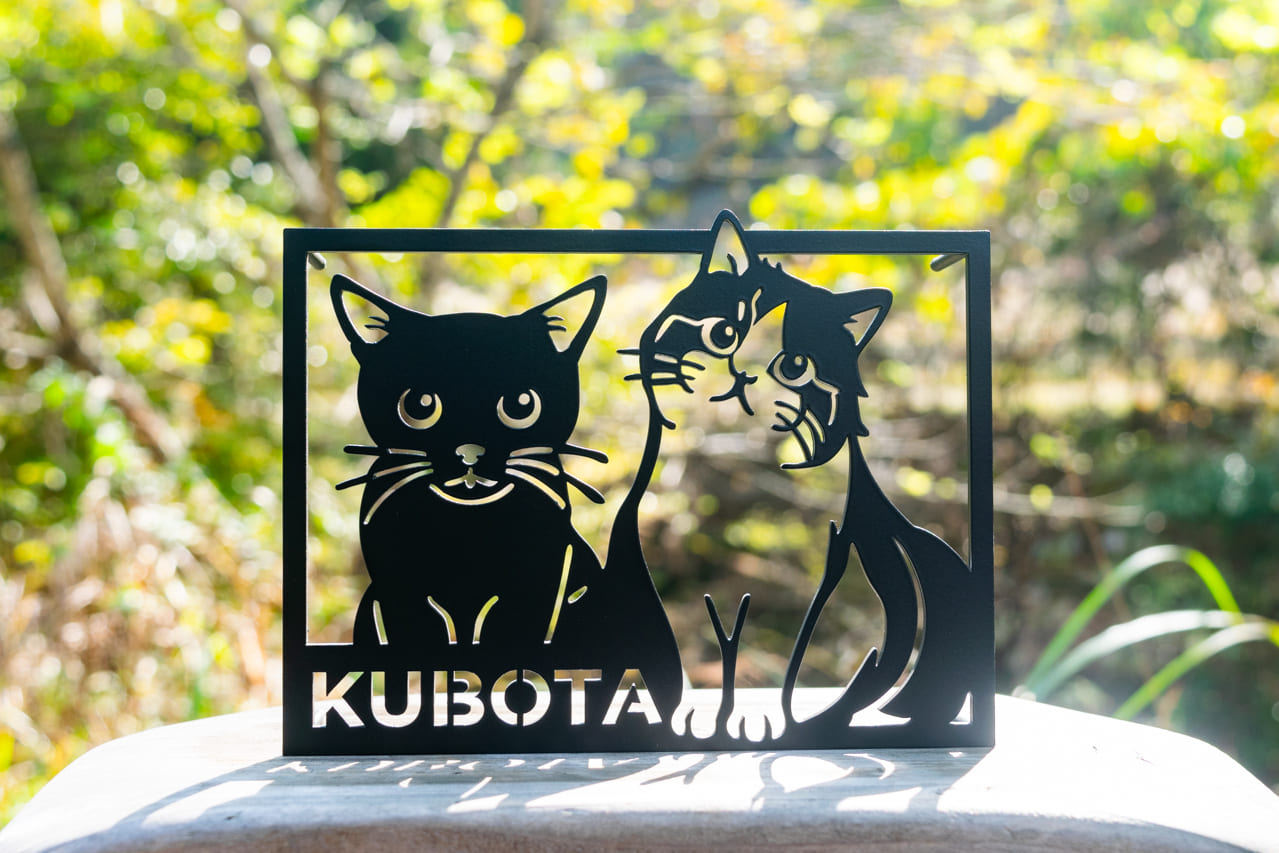 猫グッズのオーダーメイドならこれ!2匹の猫をデザインした表札をご紹介