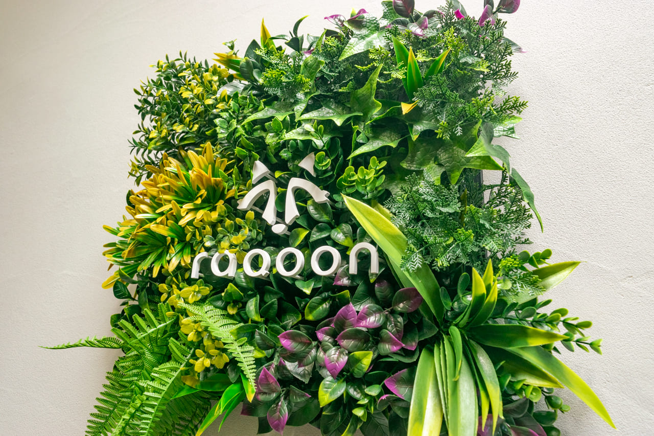殺風景な店舗や職場に。手間なく取り入れられるフェイクグリーン看板「Midoria」という選択肢