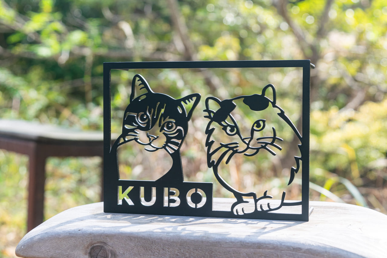 猫との暮らしをそのまま形に。仲良し2匹のオーダーメイド猫表札の事例紹介