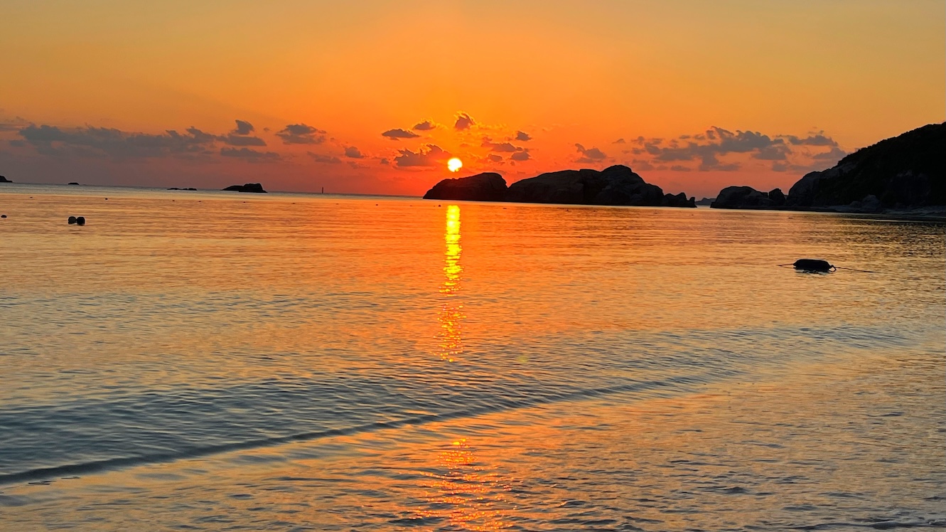 慶良間諸島渡嘉敷島での夕日は美しい。