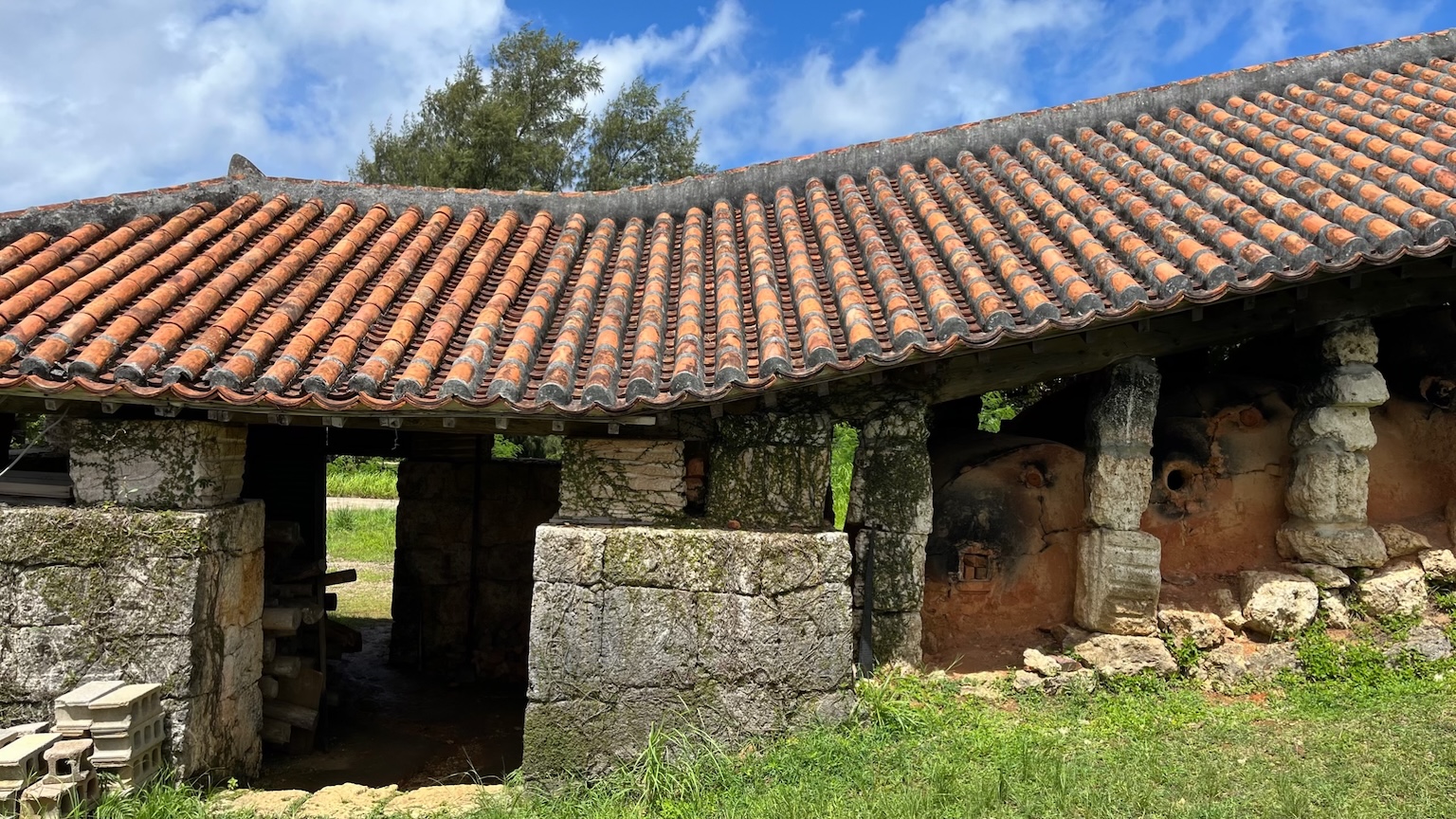 1682年、琉球王府は沖縄各地にあったやちむん（焼き物）窯を首里城下に集め、壷屋窯が誕生しました。