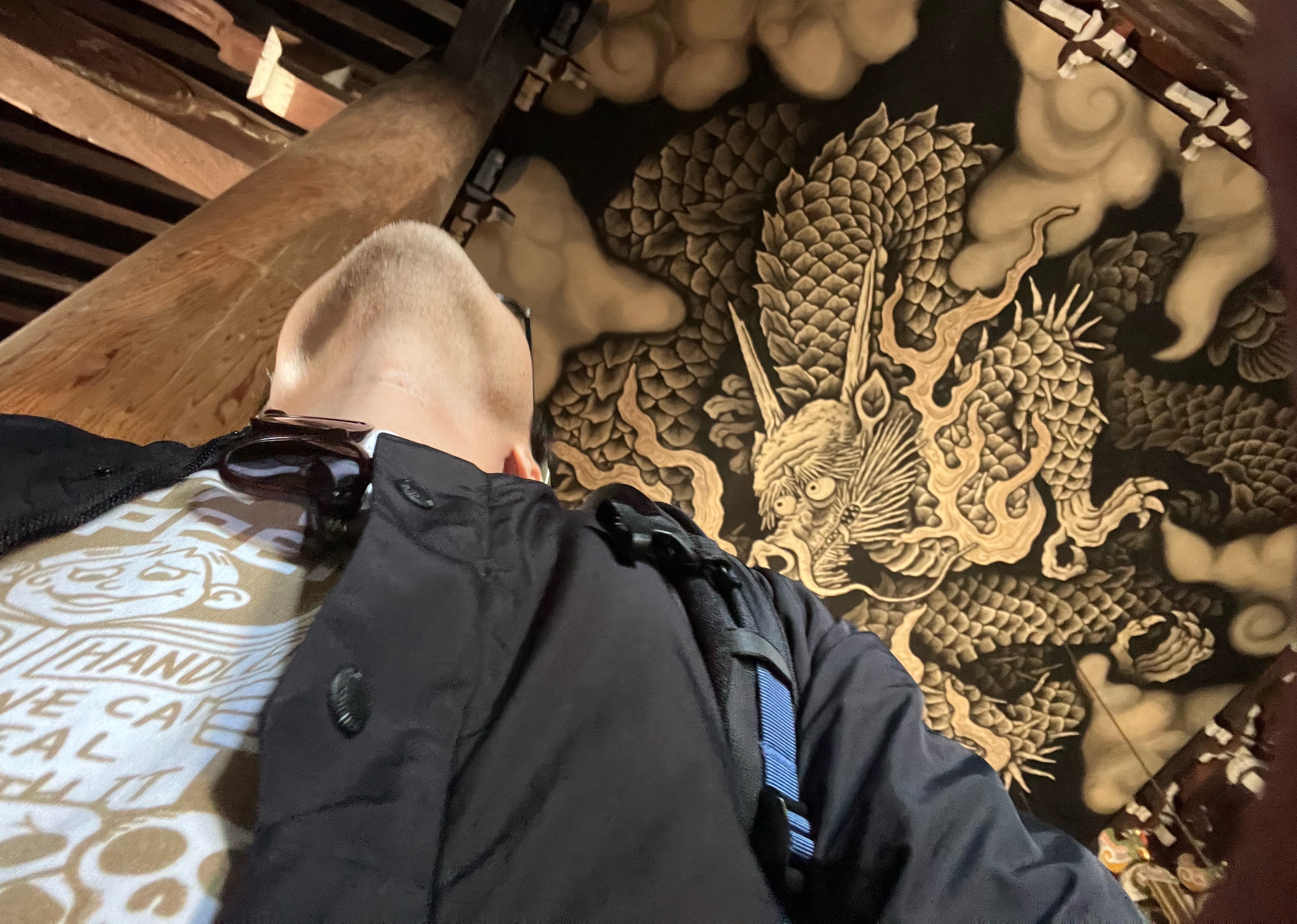 京都に旅してます。天井を見上げる私。