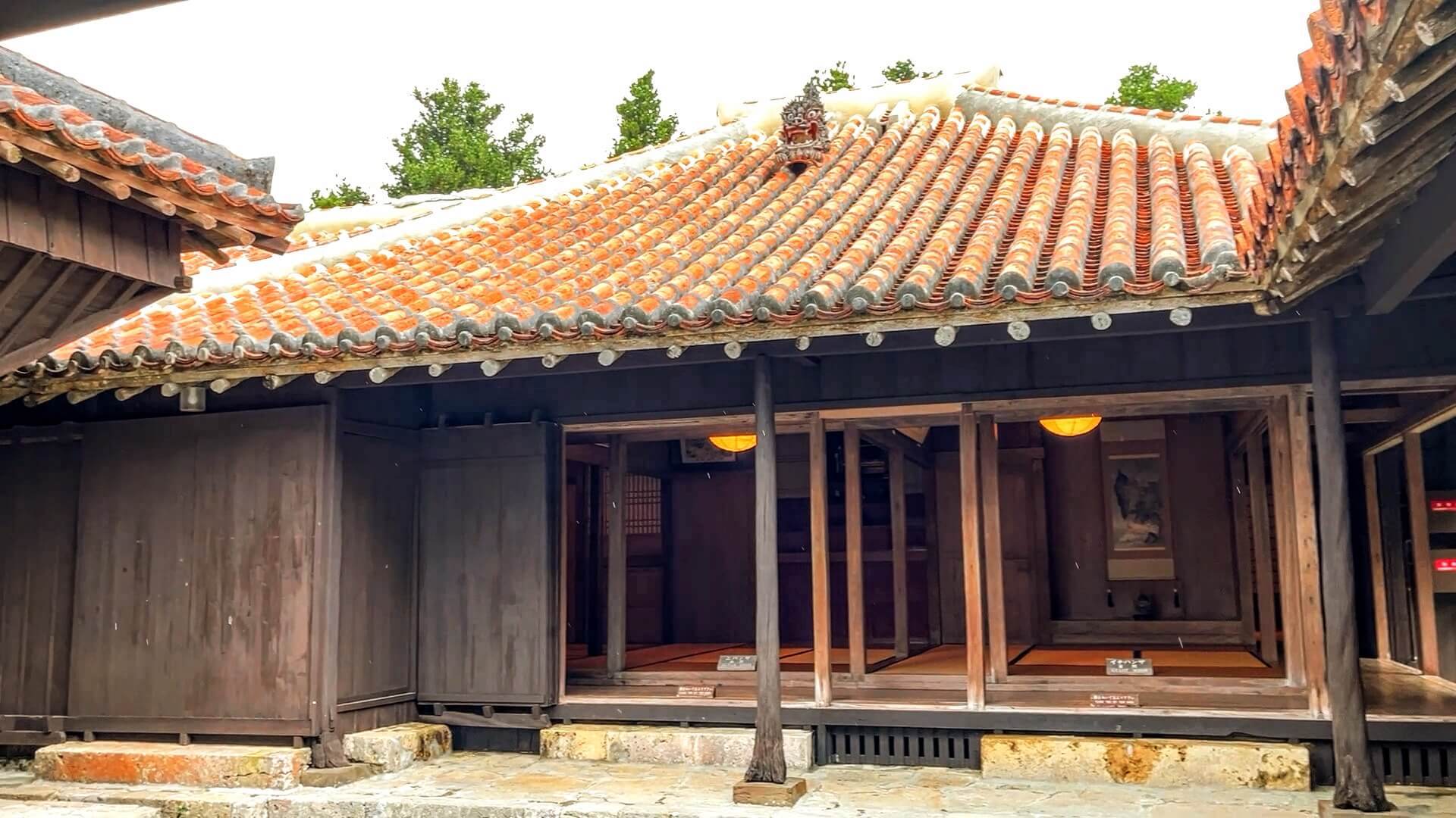 中村家住宅は戦前の沖縄の住居建築の特色を全て備えている建物です。