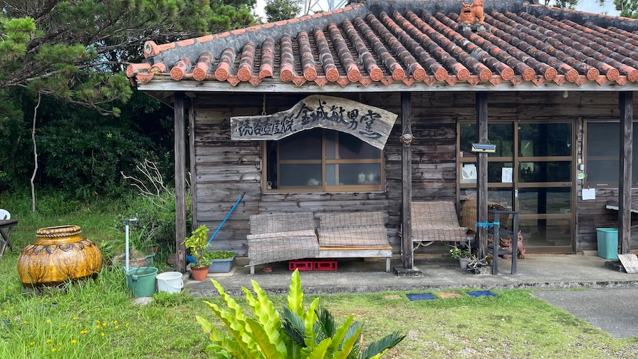 金城敏男さん作品魚紋の入った可愛いプックリした壺屋焼。