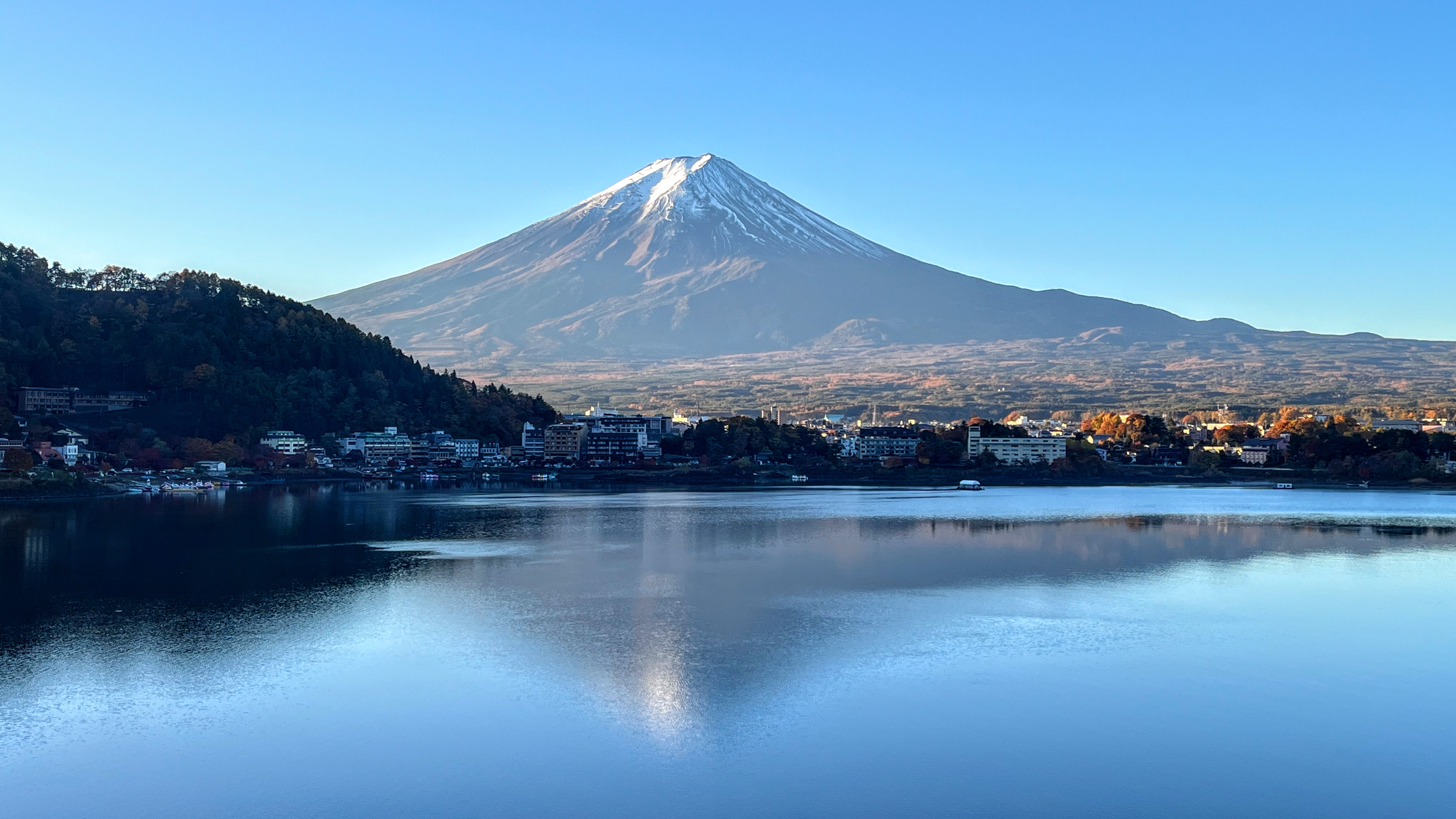 本日の朝の河口湖、富士山