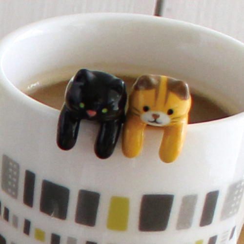 カップのフチによじのぼったニャンコにほっこり♡かわいいティースプーンの登場です♪