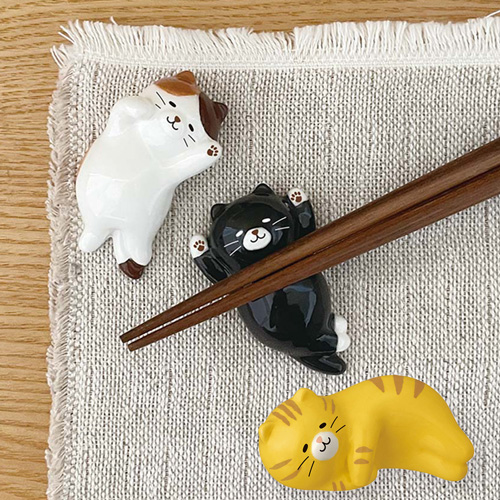 へそてんポーズで究極リラックス♪　のんびり猫たちの癒され箸置きが入荷しました！
