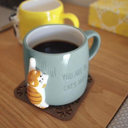 猫飼いさんならきっと見たことのあるこのお顔・・見るほどに愛らしいマグカップです♪