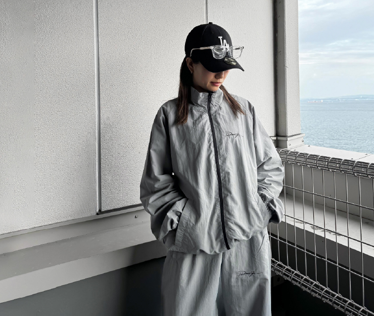 大人気の【トラックジャケット&パンツ】セットアップがアップデート。待望の<GRAY>登場!