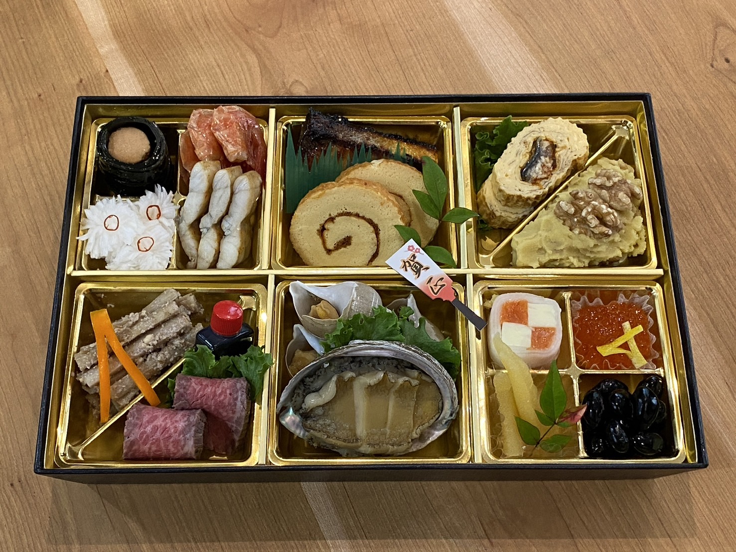 おせち料理のご予約を承ります。