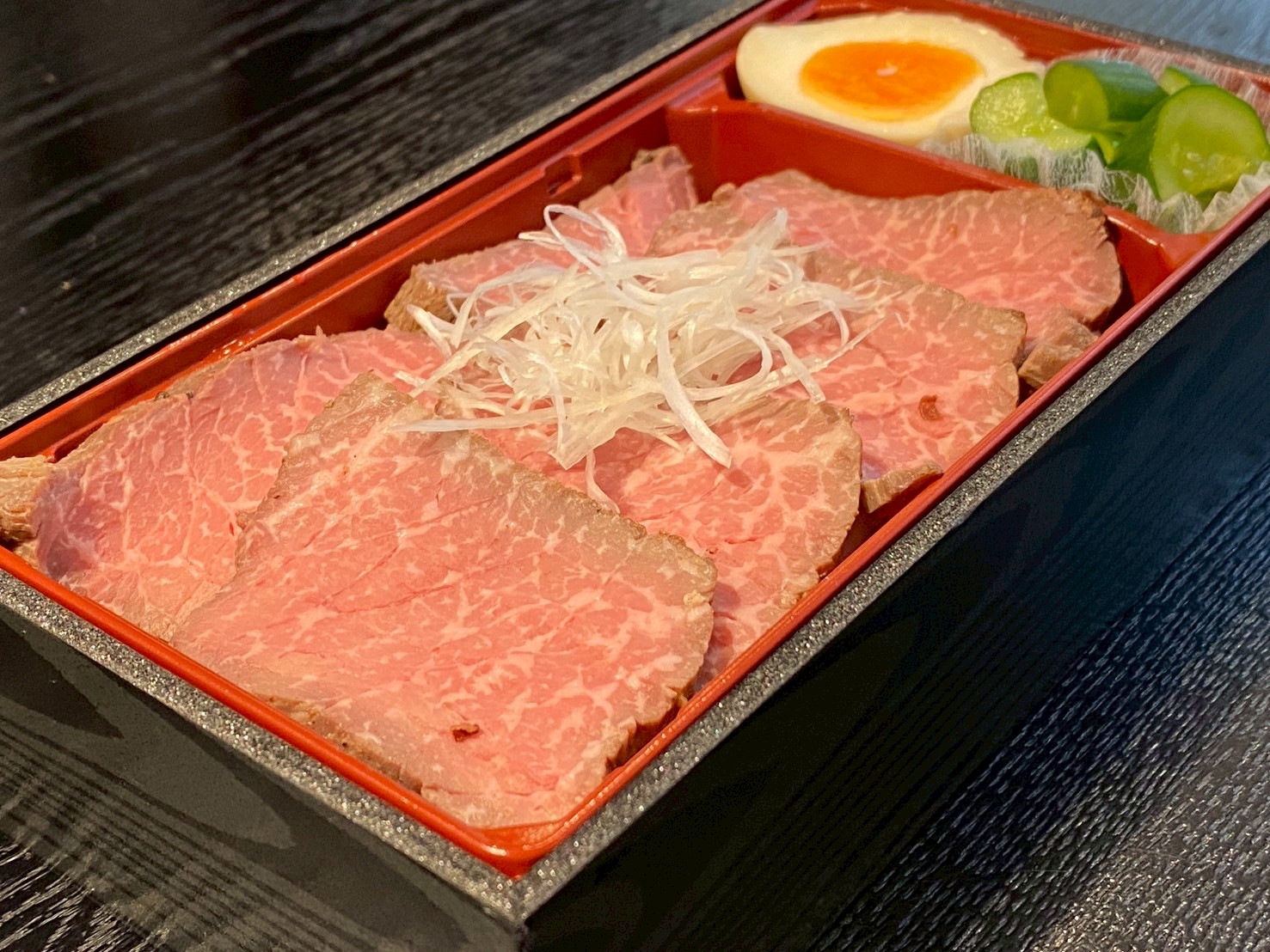７日間だけのスペシャル丼！とろける幸せをぎゅっ～と詰めました✨能登牛ローストビーフ丼