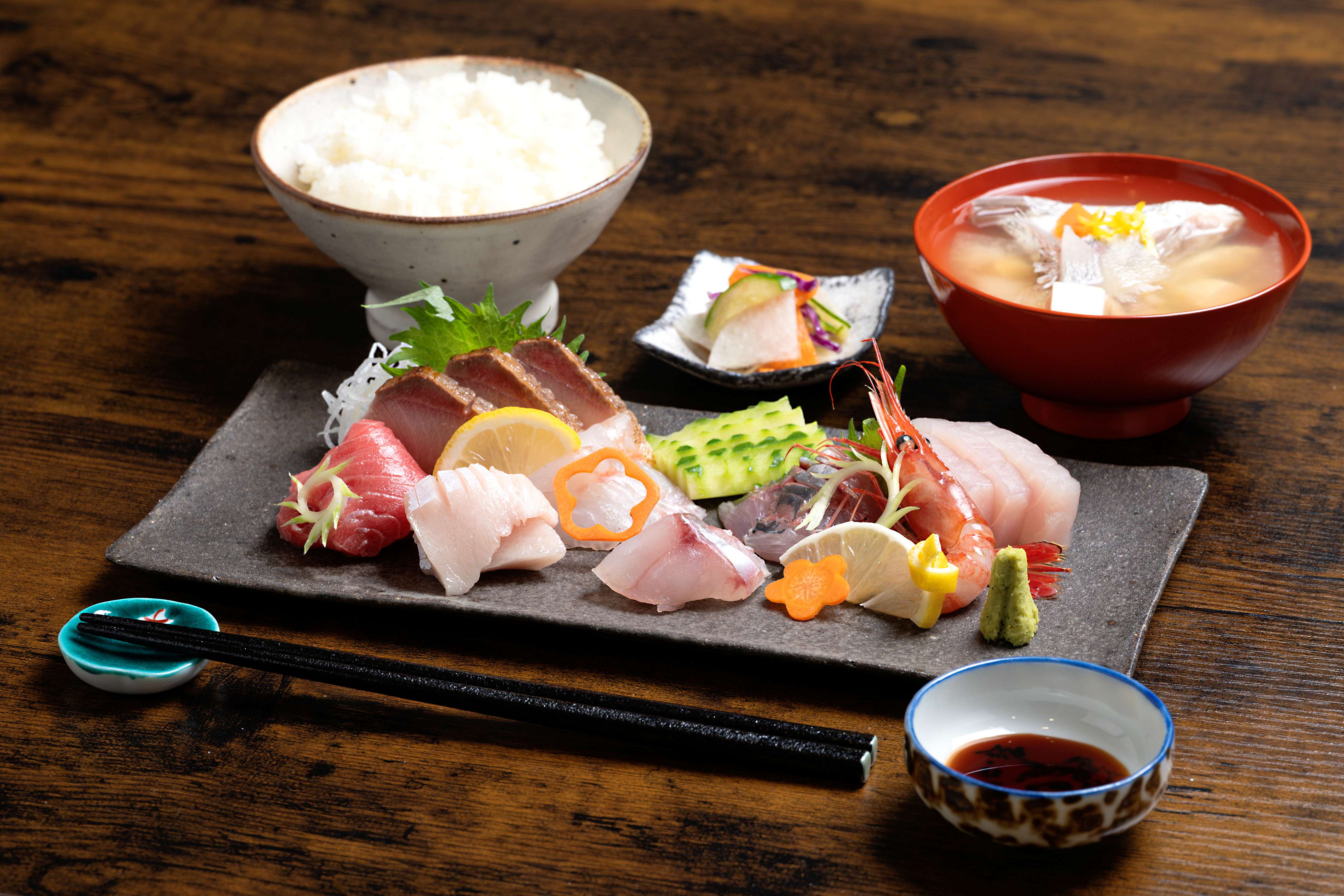 波の綾 一番人気のお刺身定食について