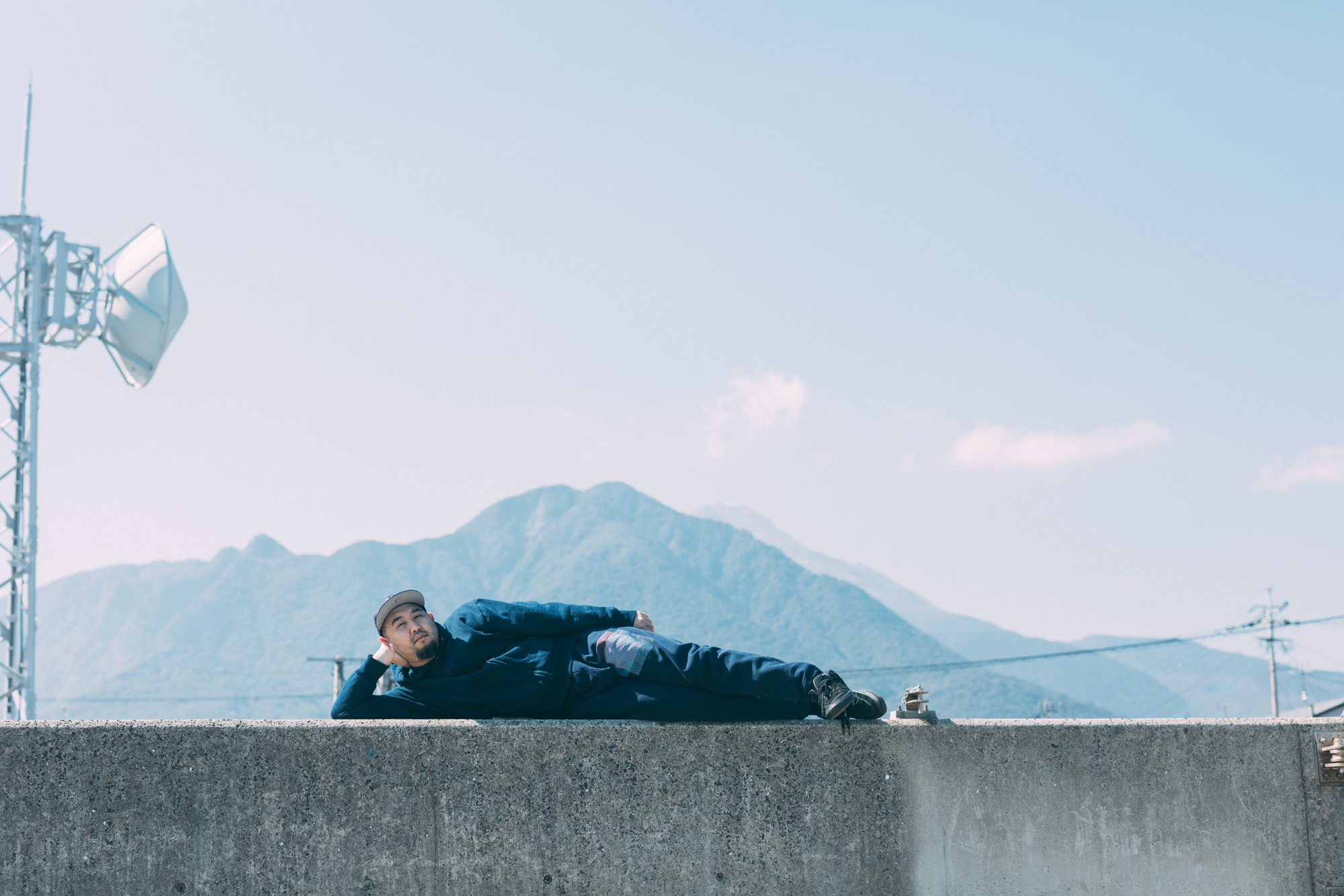 「山と朝」の山