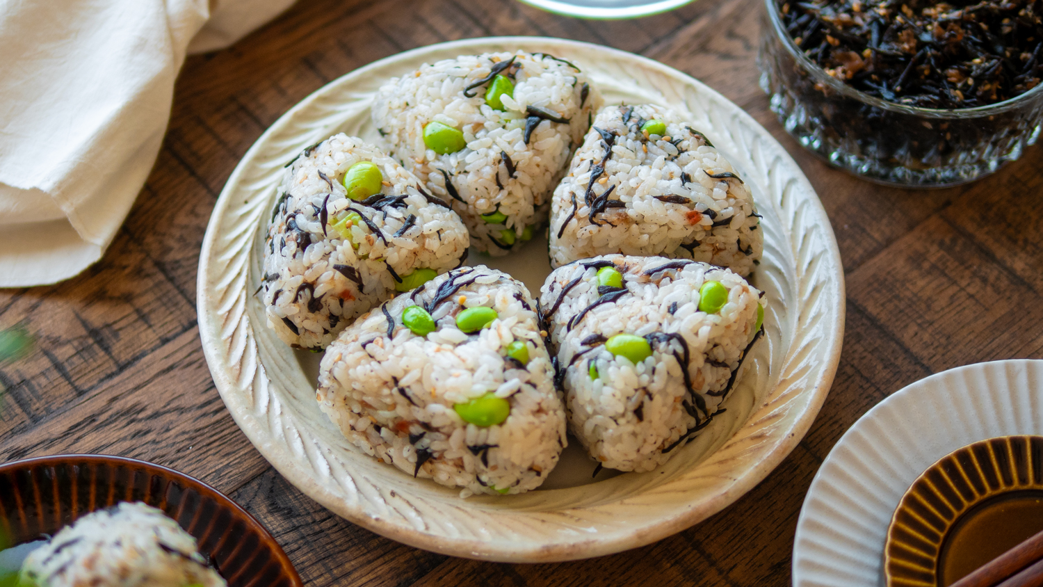 梅味噌ひじきおかかおにぎり｜レシピ