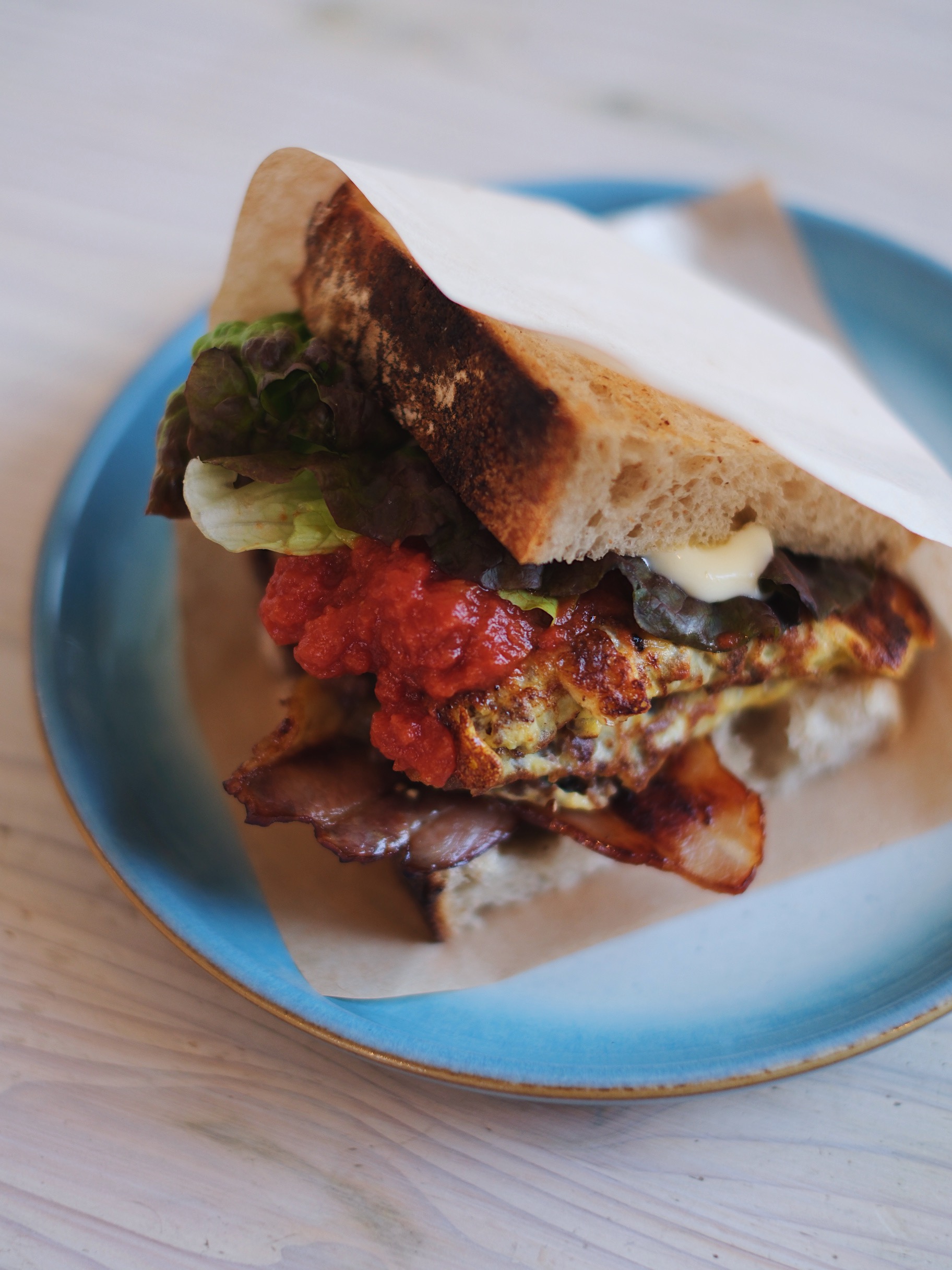 カンパーニュで作る「ベーコンオムレツサンドイッチ」