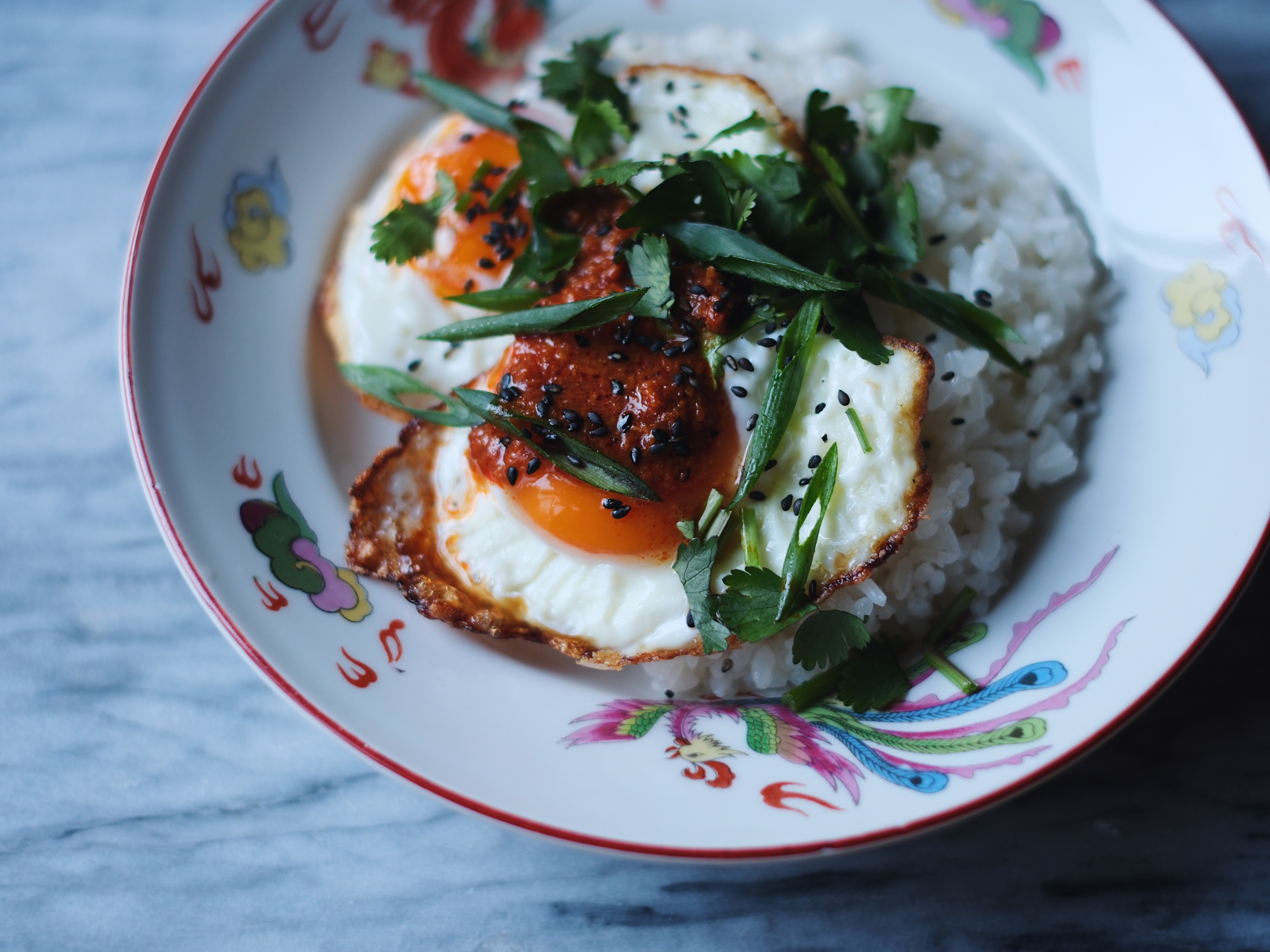 ブレッドクラブのチリソースで作る、目玉焼き屋台飯