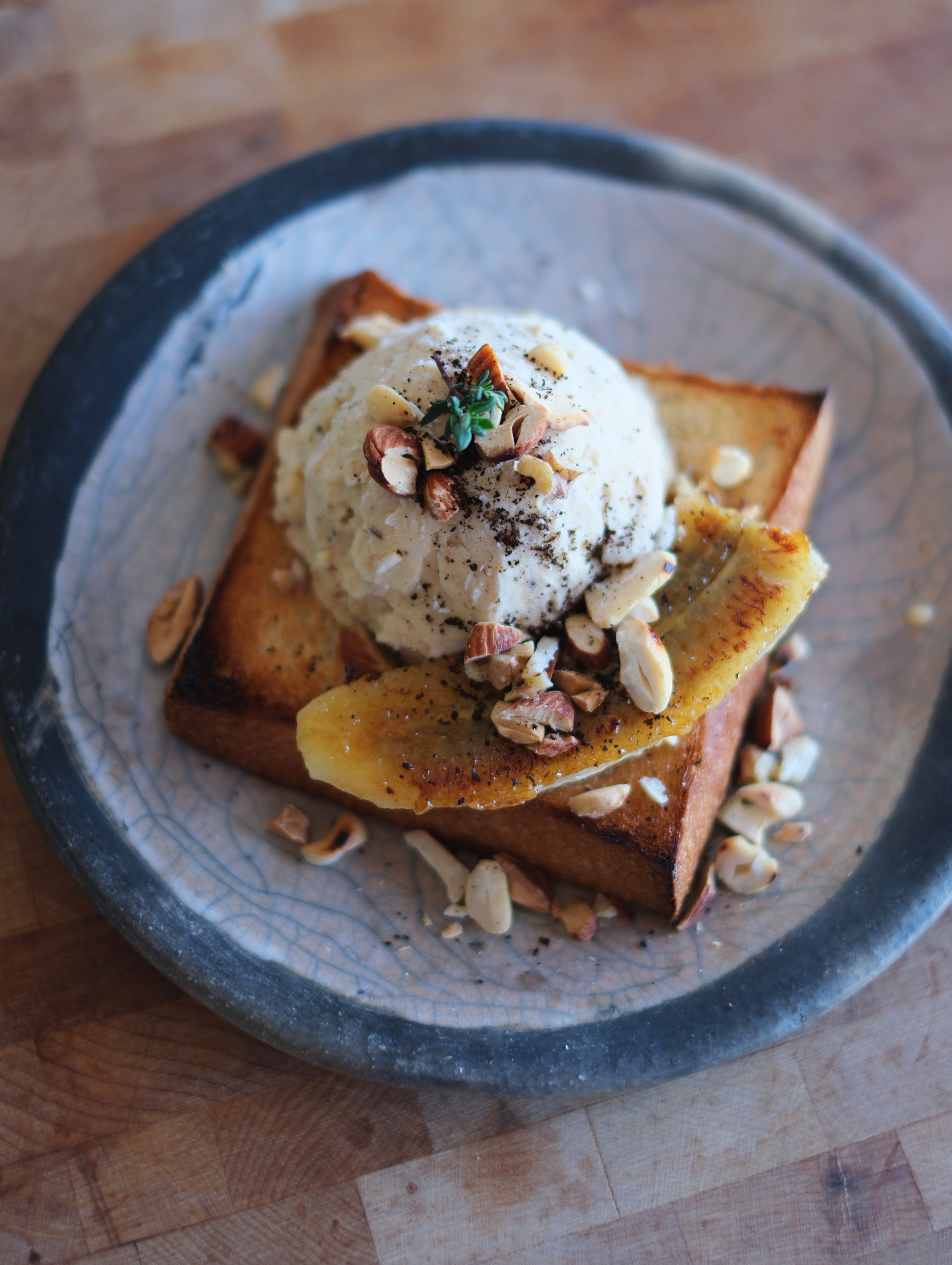 バターリッチ食パンで、キャラメルコーヒーのアイストースト