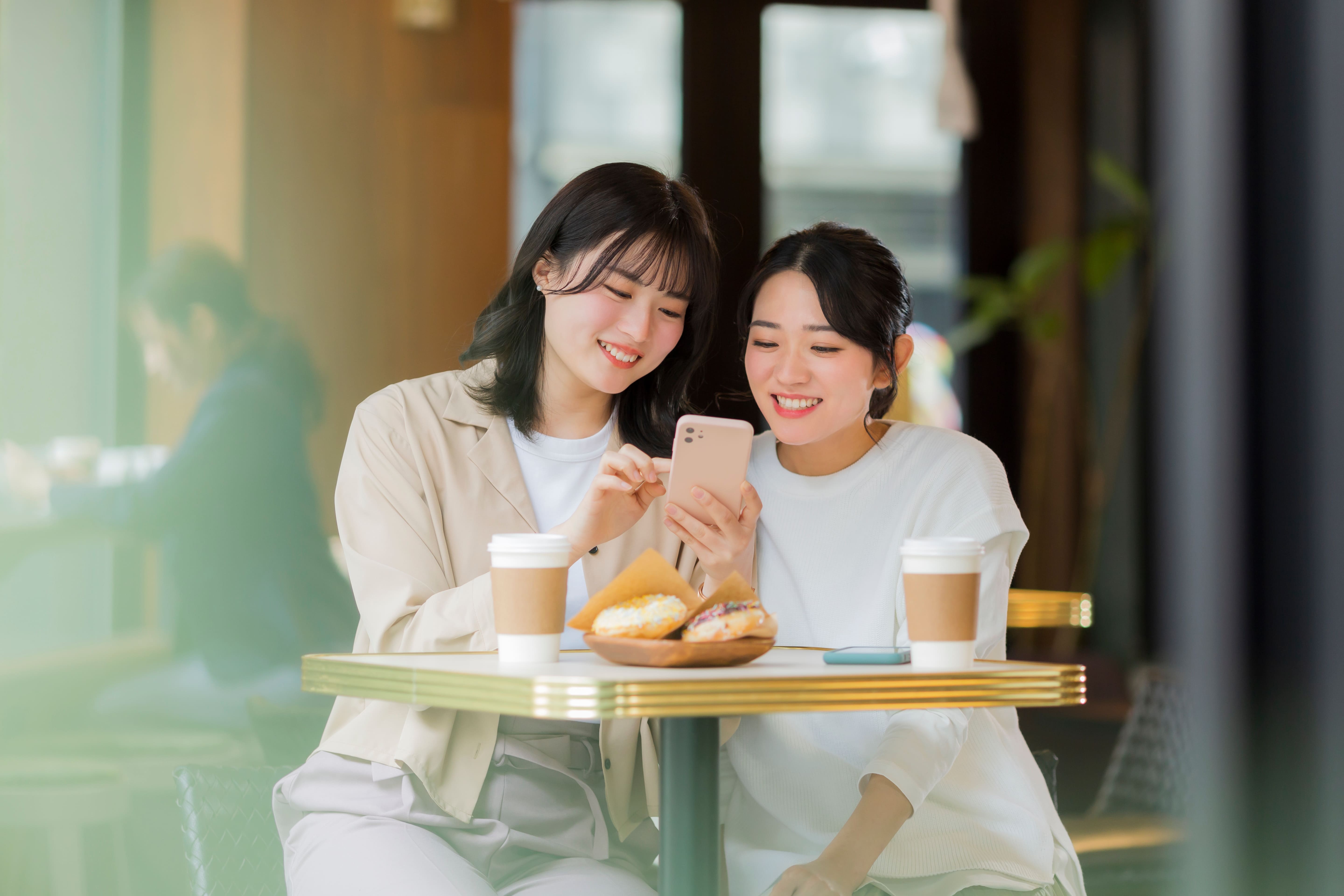 推し活をカフェで楽しむ方法まとめ｜ぬい撮り・手帳・おすすめグッズ＆マナーも紹介