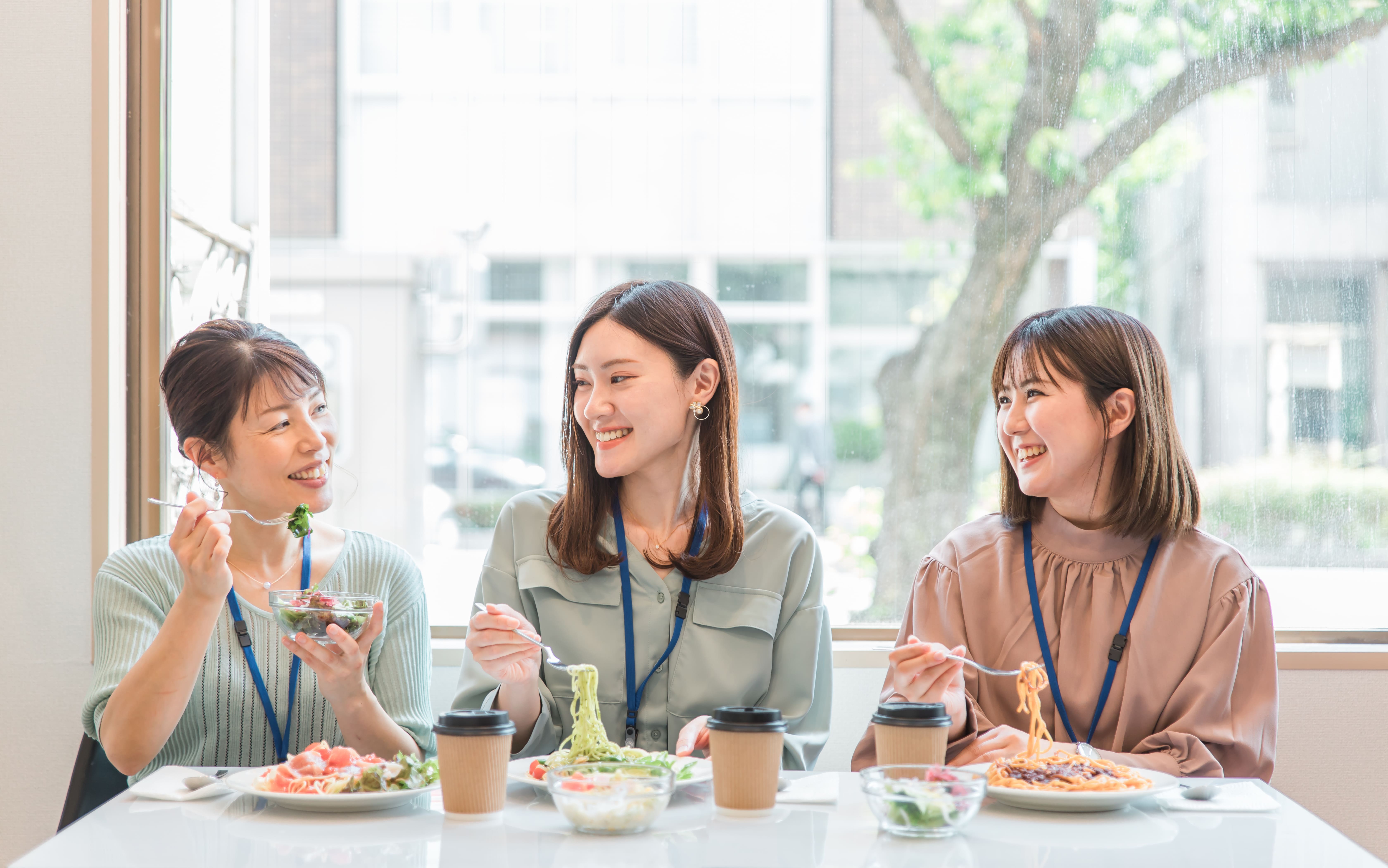シンプルコーデに華やかさを！デイリー使いに最適なオータムアクセサリー
