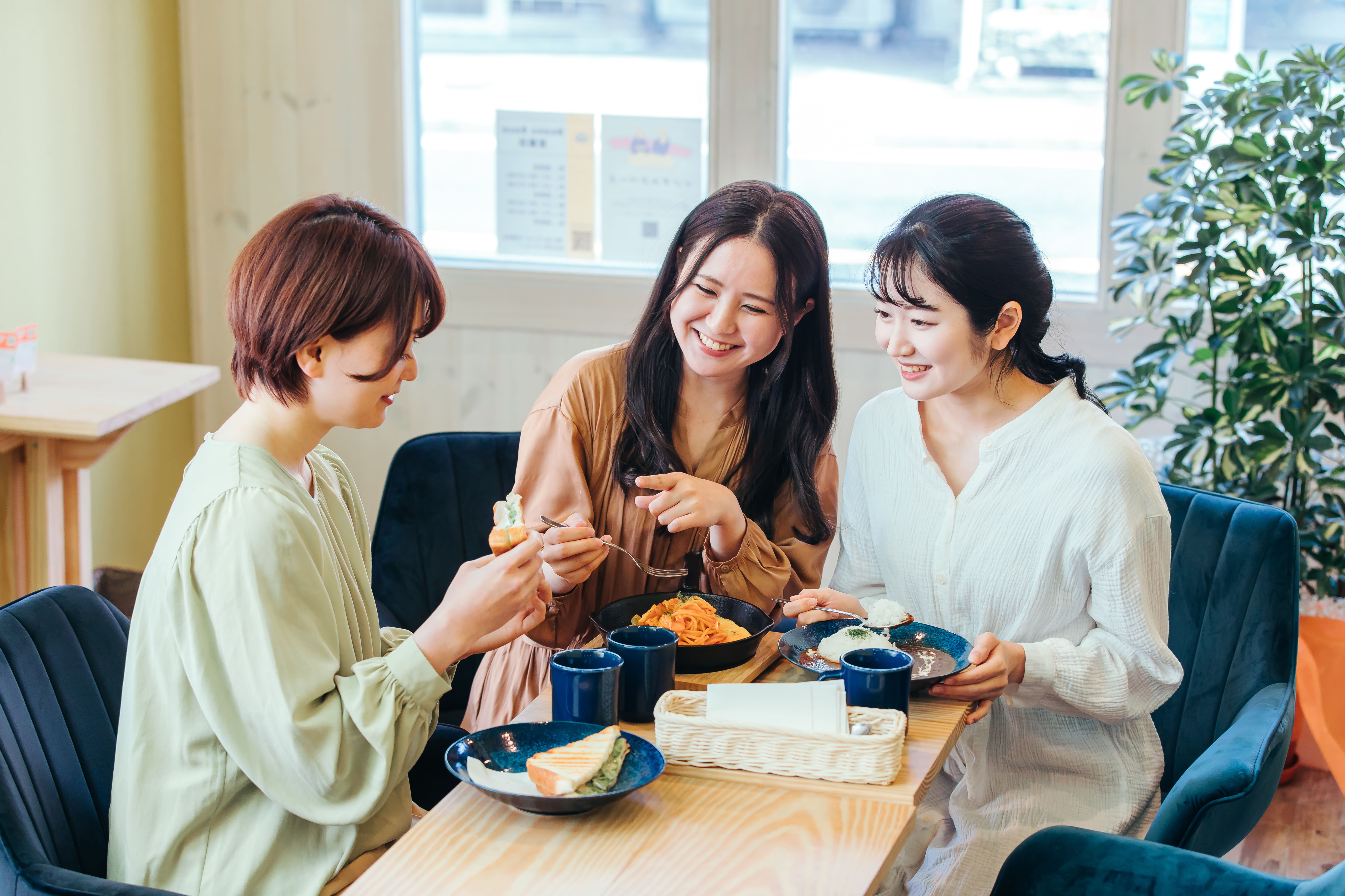 アースカラーアクセサリーで大人の落ち着き感！ナチュラルに楽しむ秋のコーディネート
