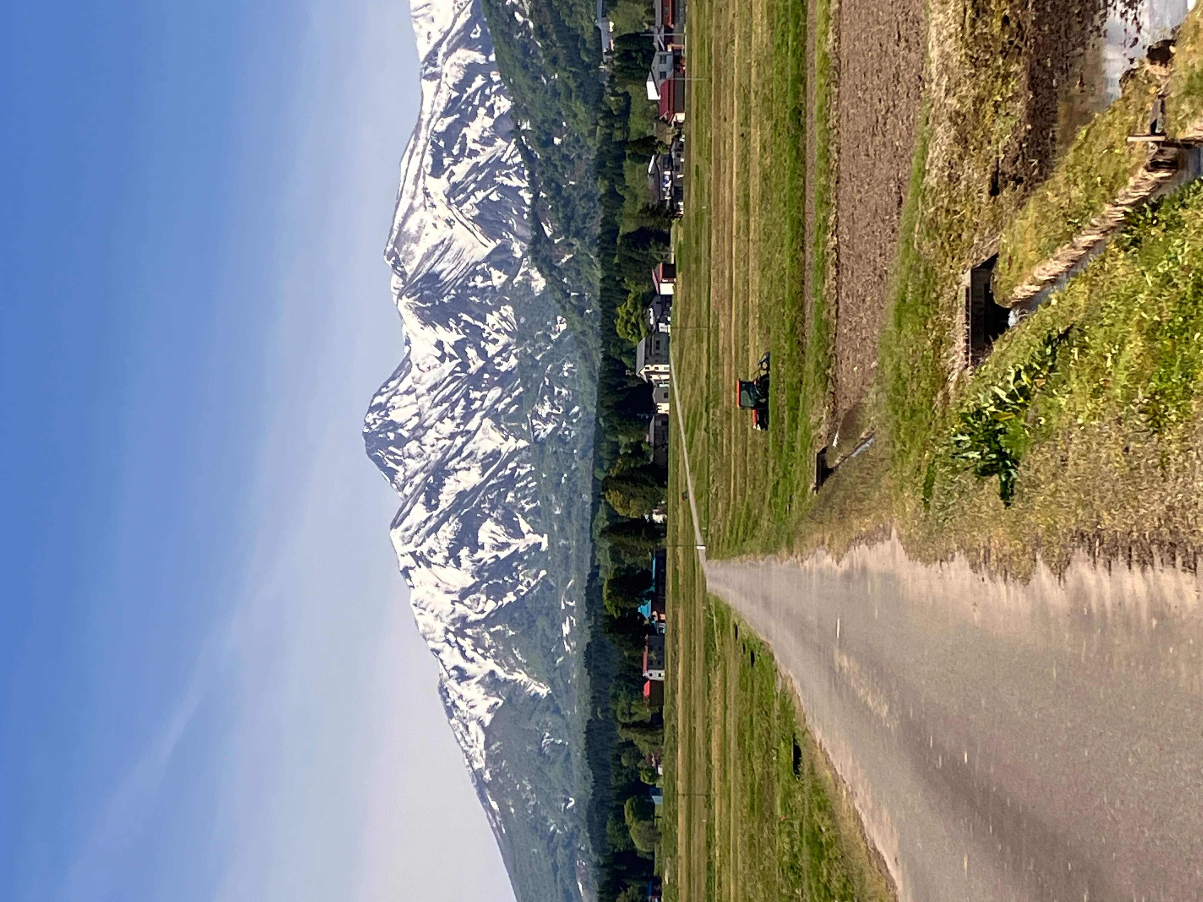 妙高山にはねうま、田んぼも動き出しました