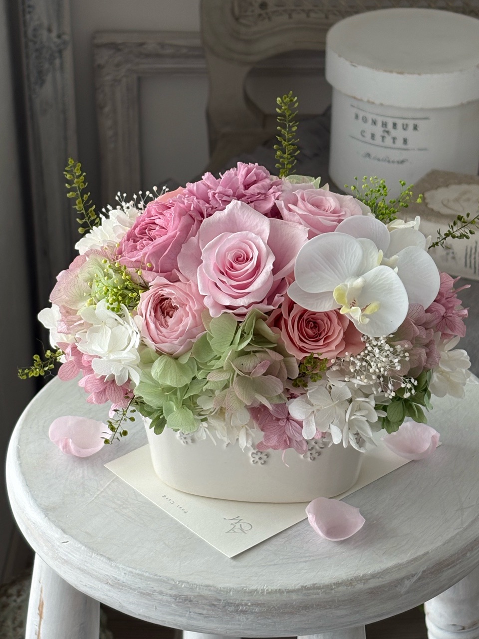 【新作】バラと胡蝶蘭のオーバルアレンジメント