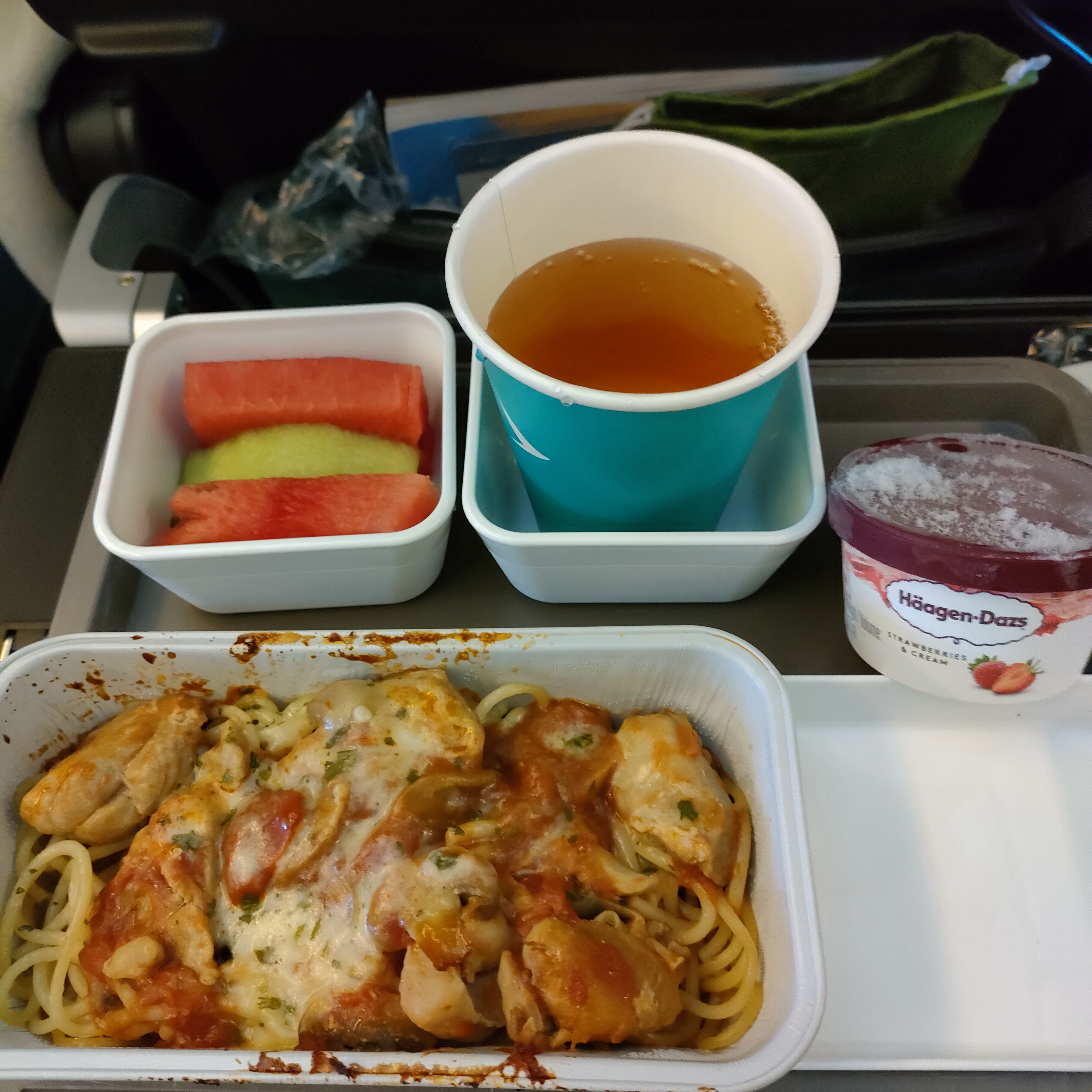 行きの機内食