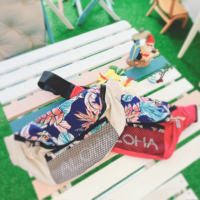 スポーツの秋に！食べ歩きの秋に！両手もあいて楽しめる♪『ALOHA ボディバッグ　ホワイト＆ピンク』