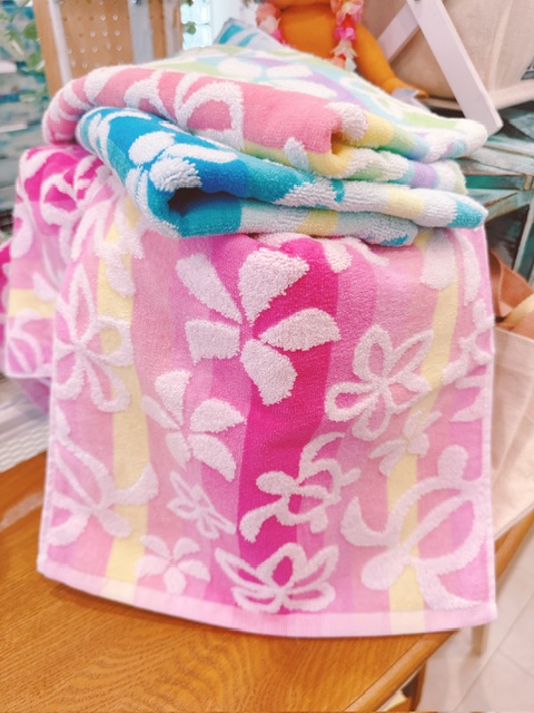 🌺ホヌとプルメリアが刺繍されたとってもカラフルでふわふわな手触りの可愛いフェイスタオル