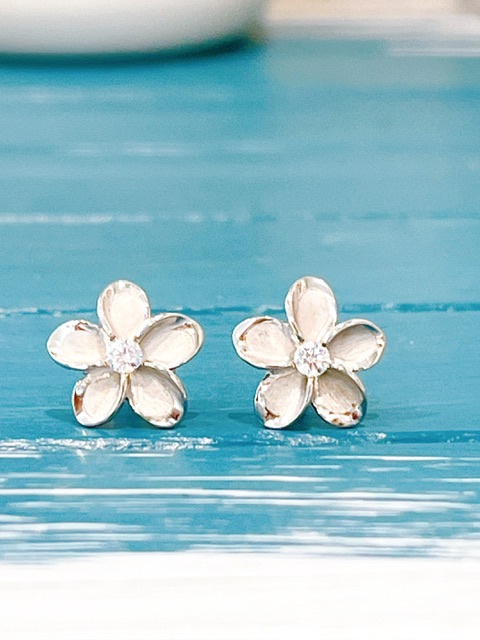 🌺花言葉は『気品』！小ぶりで可愛いプルメリアピアス