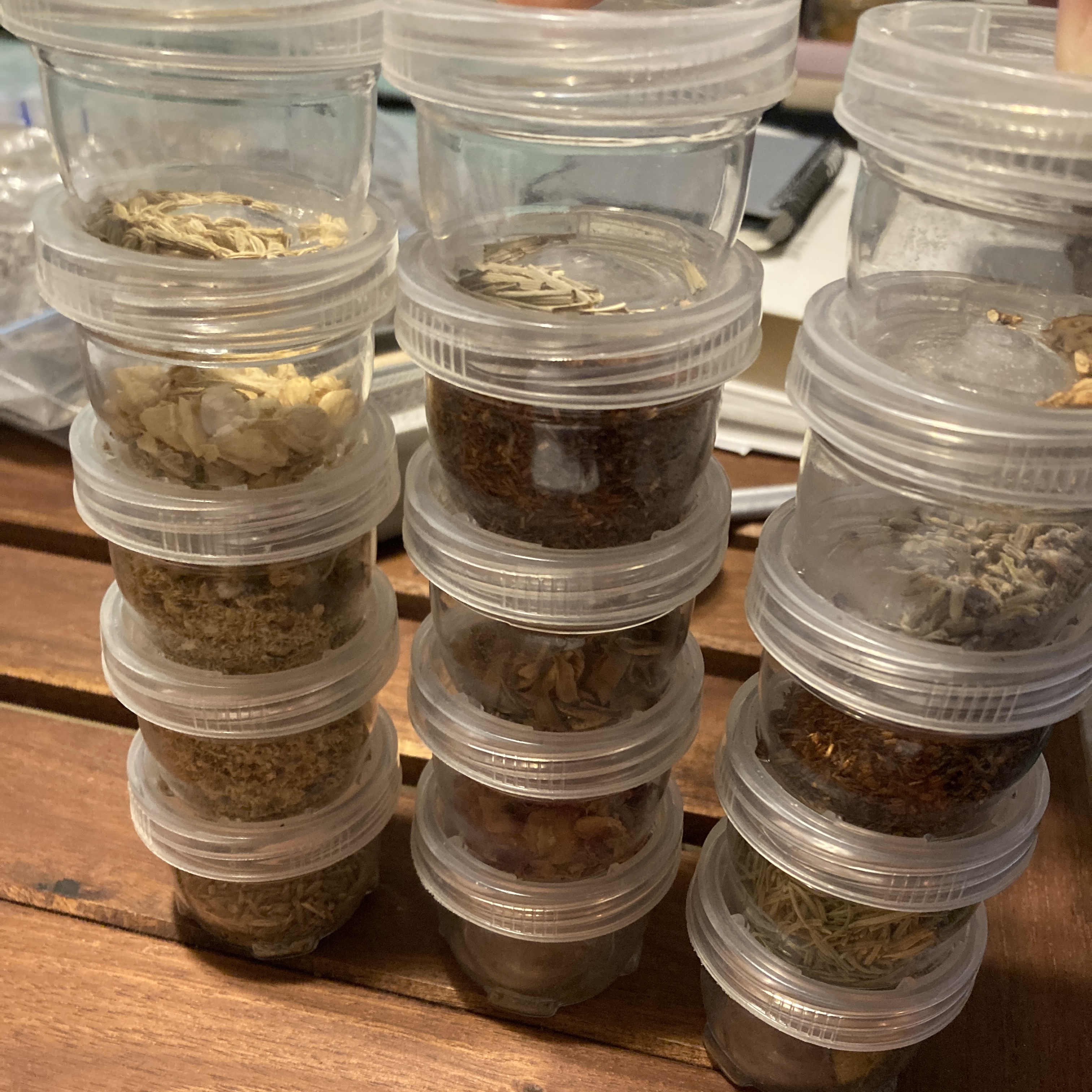 ハーブをブレンドするお茶会を開催しました