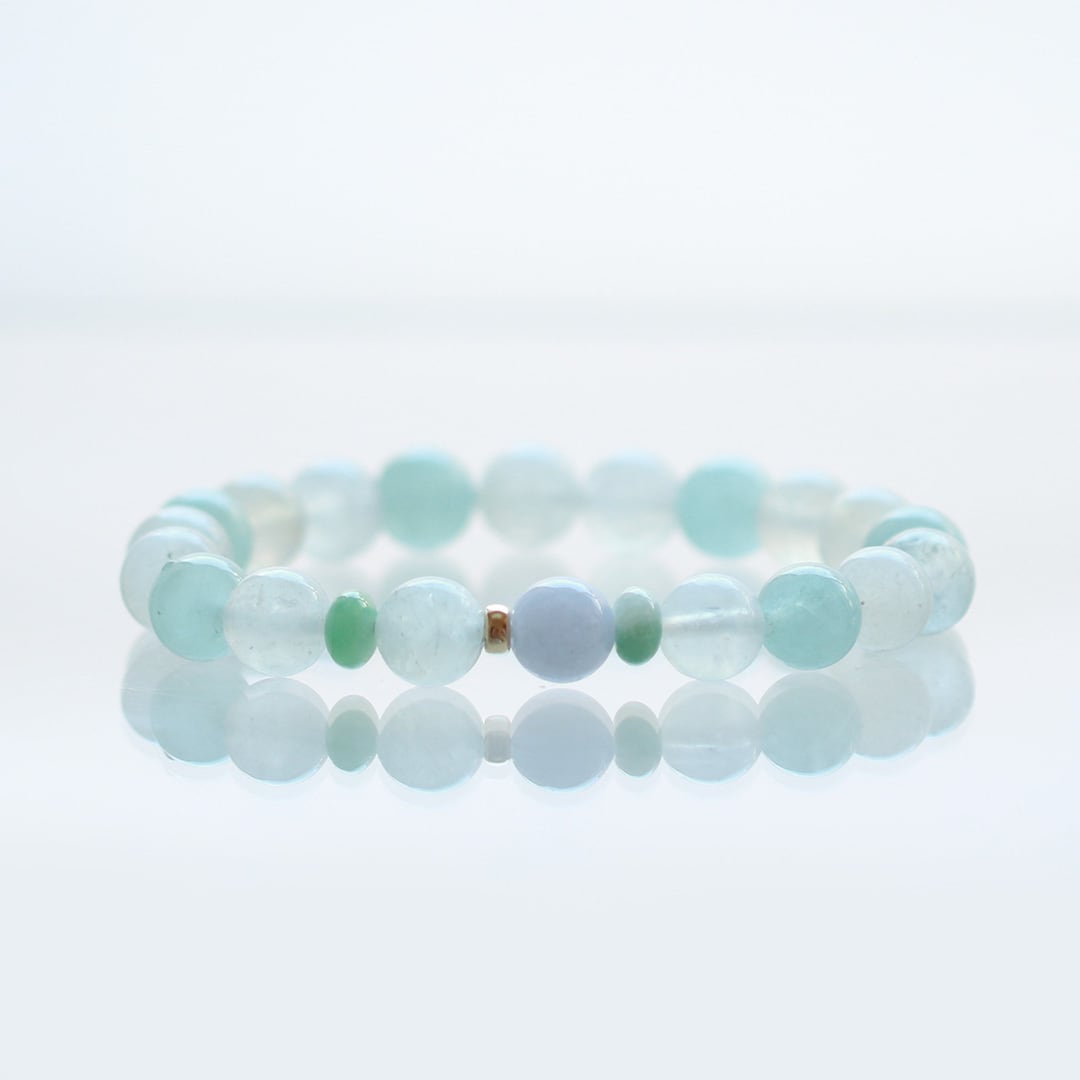 淡く優しい色合いのブレスレット
