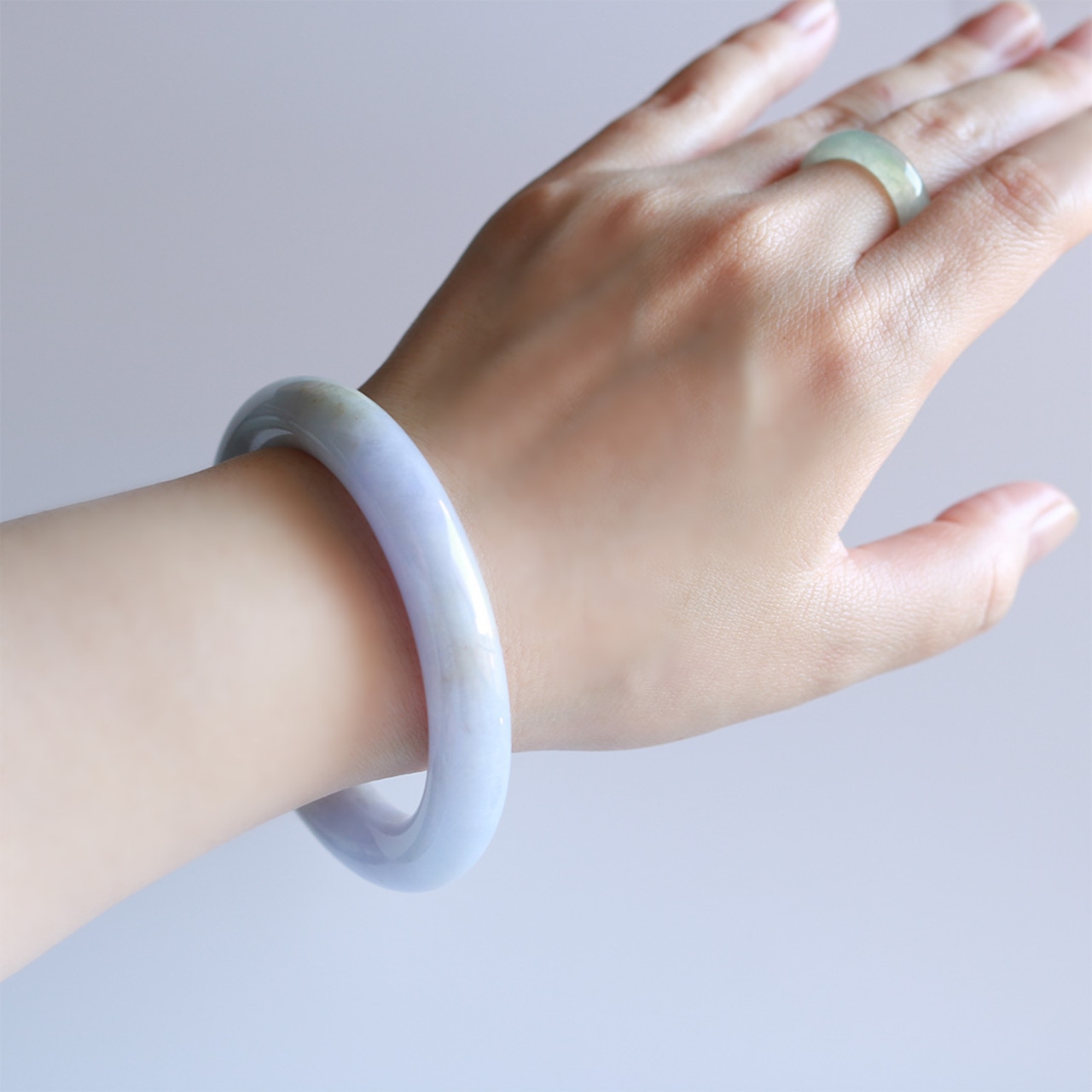 気品あるラベンダーカラーの翡翠バングル