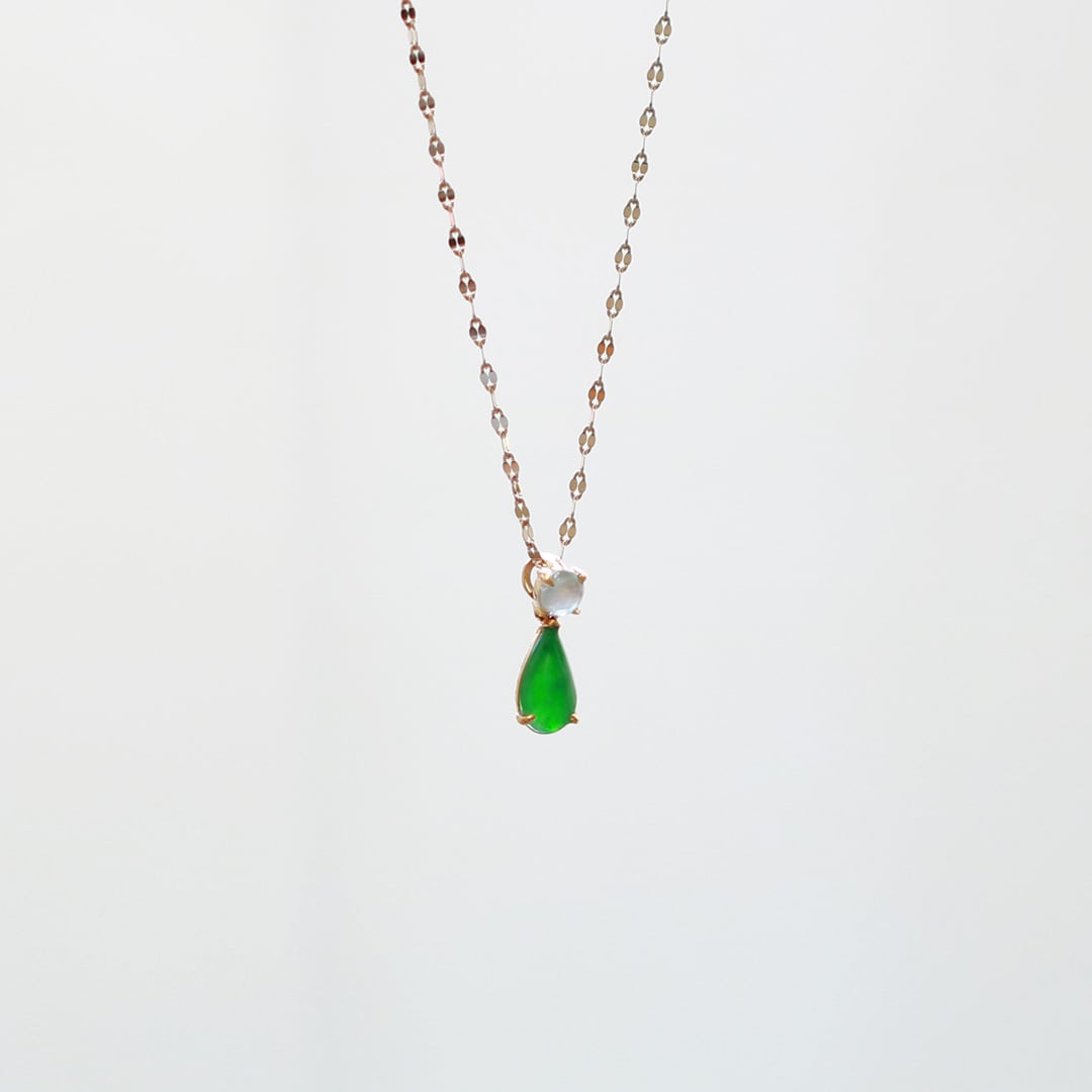 氷翡翠と鮮やかなグリーン翡翠のコントラストが美しいネックレス