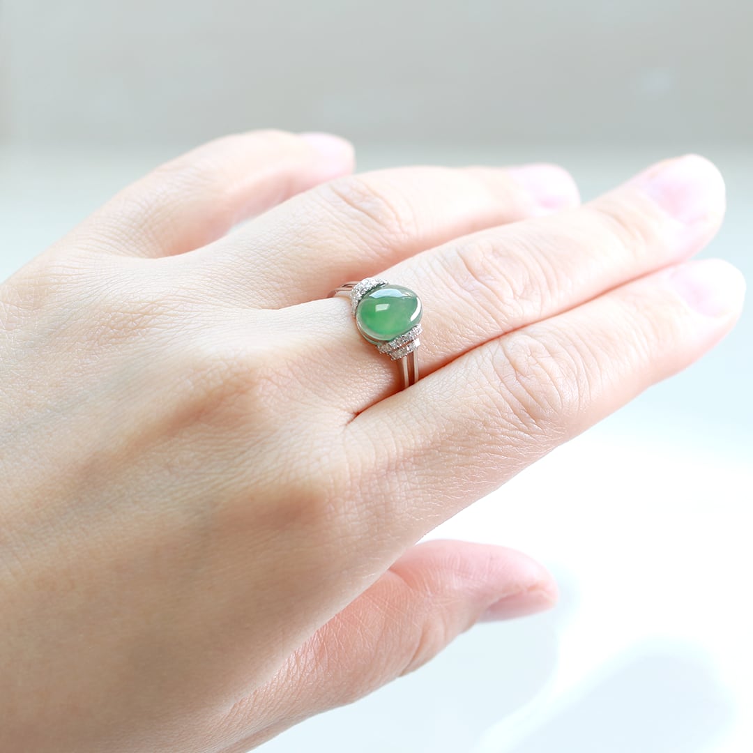 翡翠とダイヤモンドの輝きがお手元を美しく彩るリング