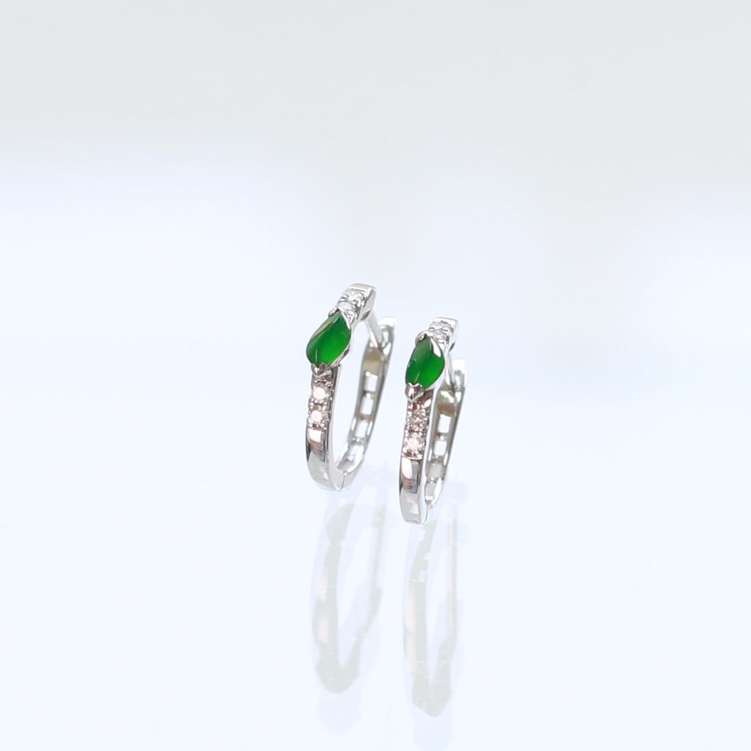 色鮮やかなグリーンの翡翠が美しいピアス♡