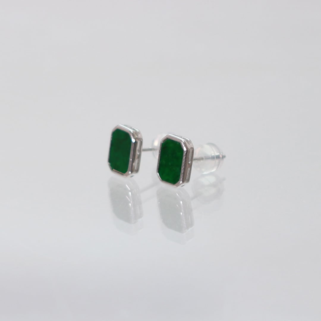 フラットなシルエットで翡翠を上品に♪