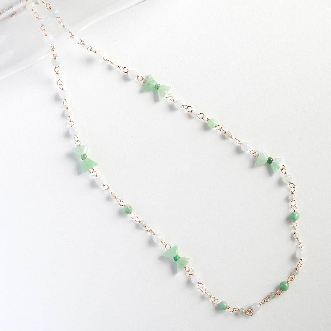 銀子彫りの翡翠をリボンのように合わせた眼鏡留めネックレス