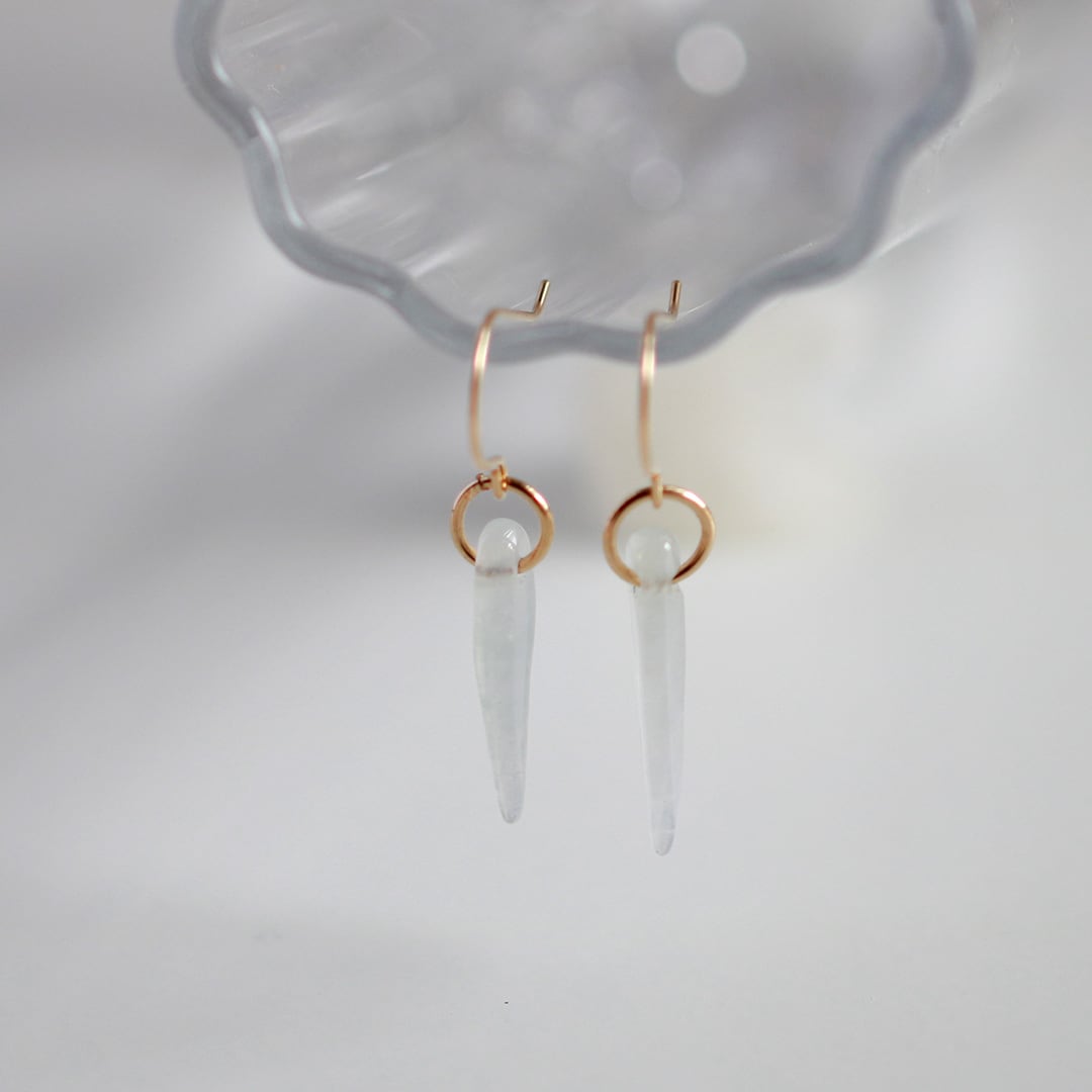 氷柱のような珍しい形の翡翠ピアス