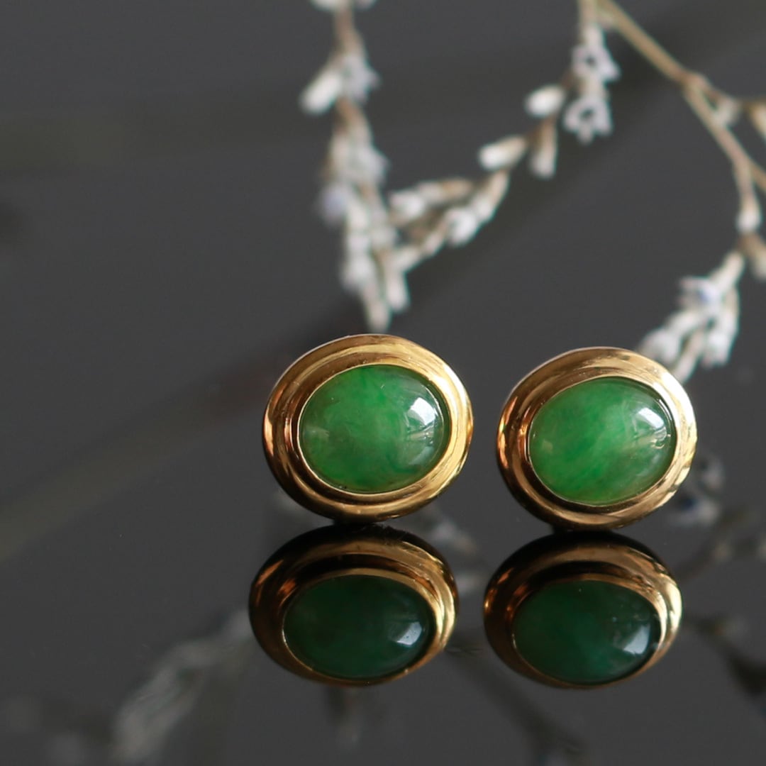 神秘的な艶めきの翡翠ピアス