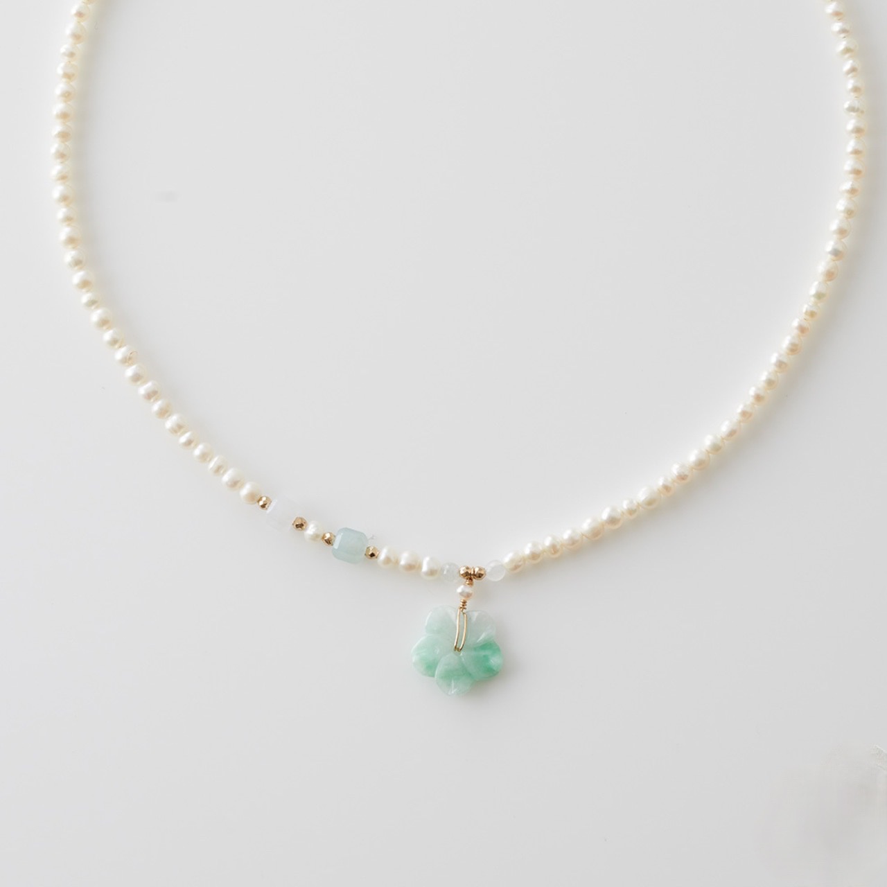 お花の翡翠とパールの可愛らしいネックレス