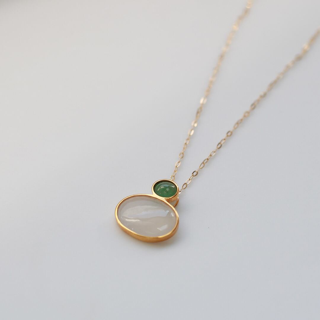 光が当たるとうるっと艶めく、翡翠ペンダントトップ