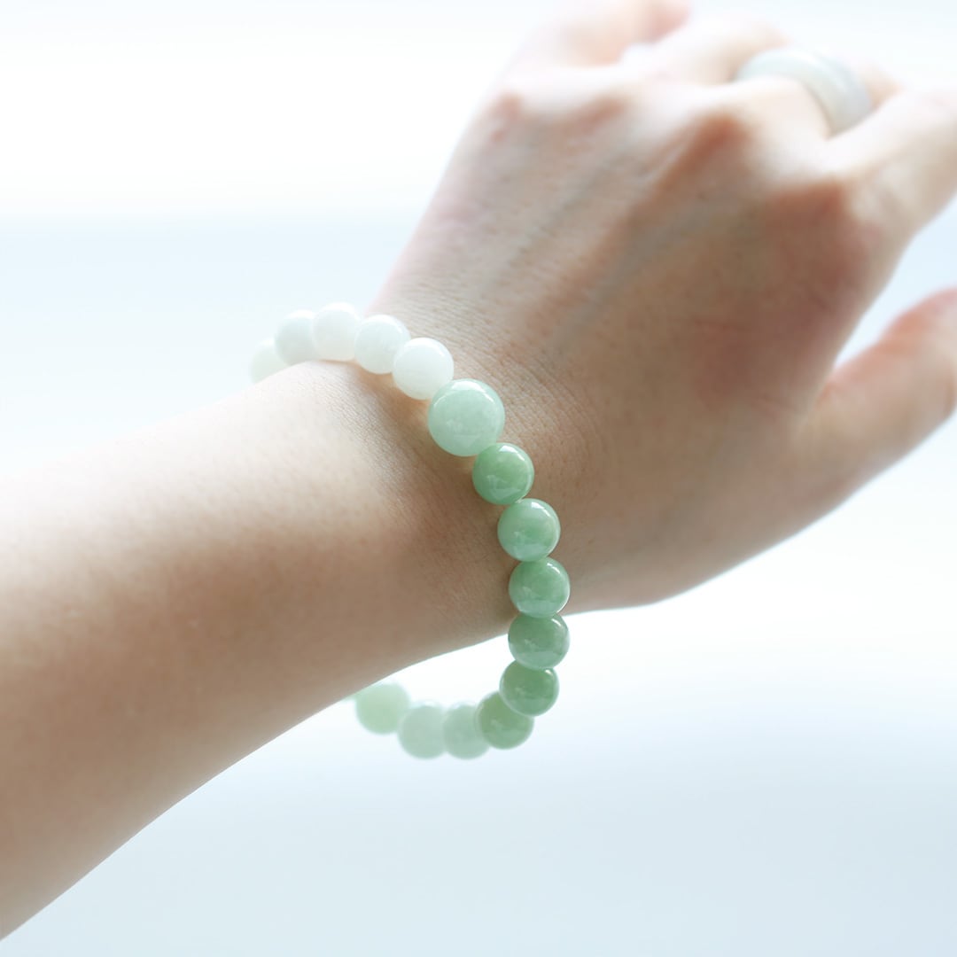 ミルキーなカラーがとっても愛らしい♡翡翠ブレスレット