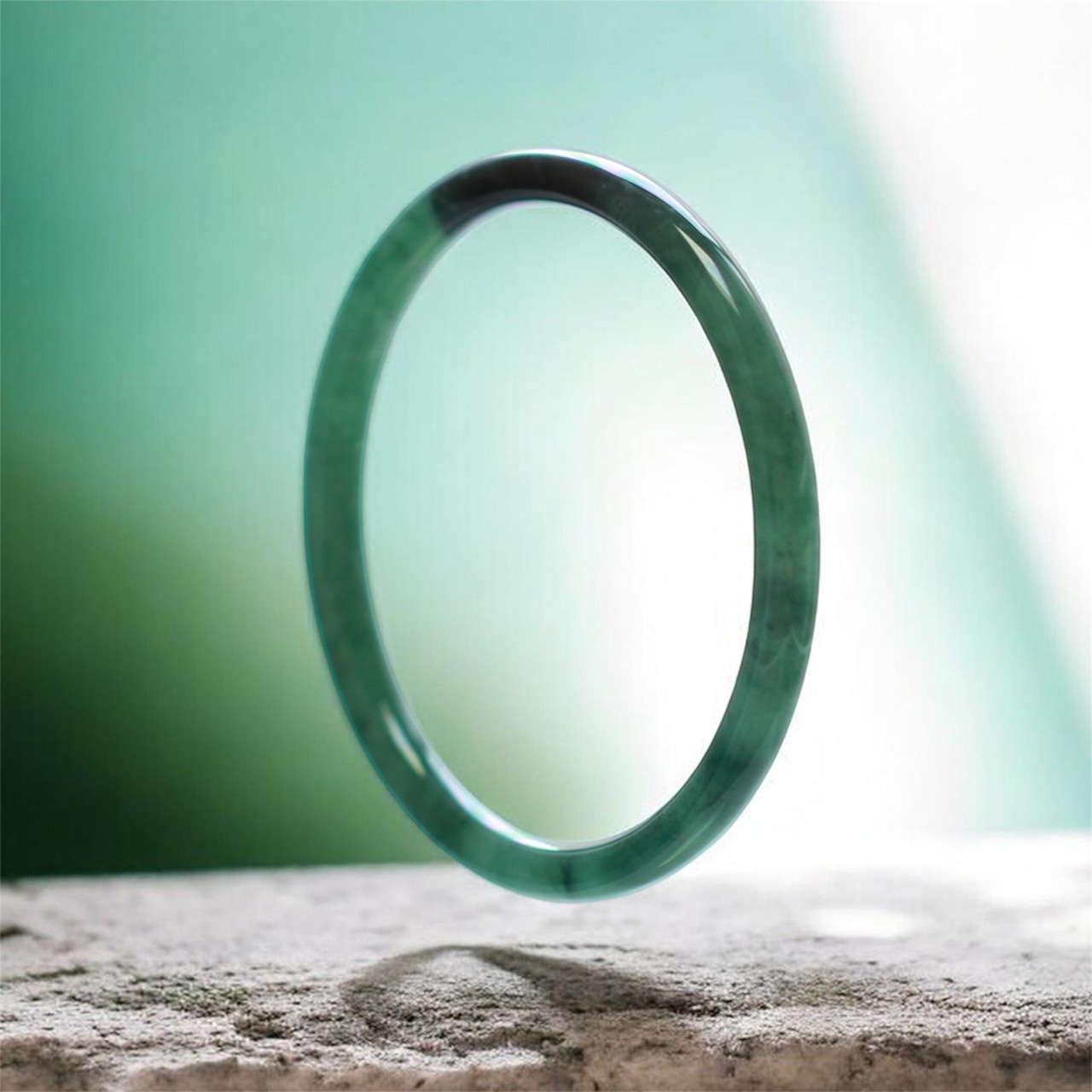 お手元を華やかに彩るバングル