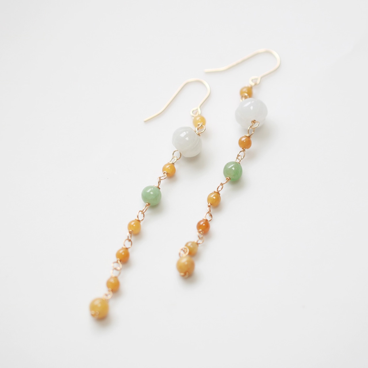 夏にぴったり！カラフル翡翠ロングピアス