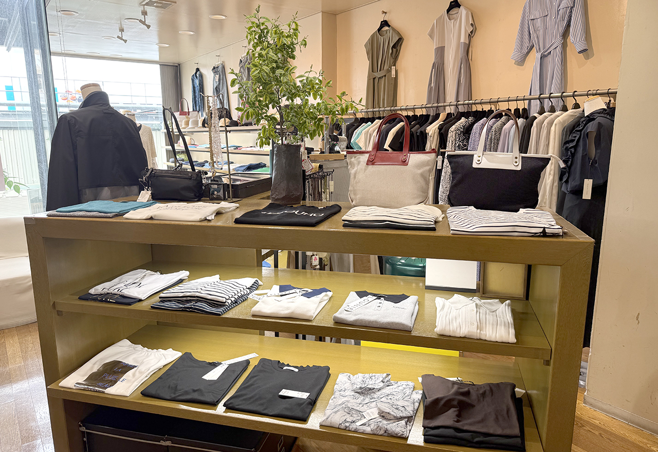 実店舗はウィメンズも取り扱っています!