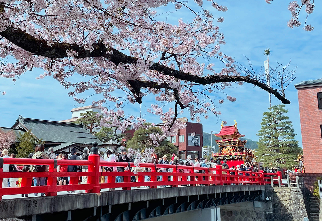 春の高山祭