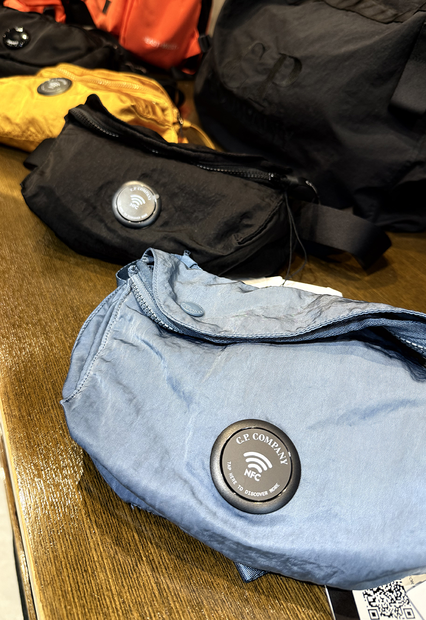 バッグも入荷してます!